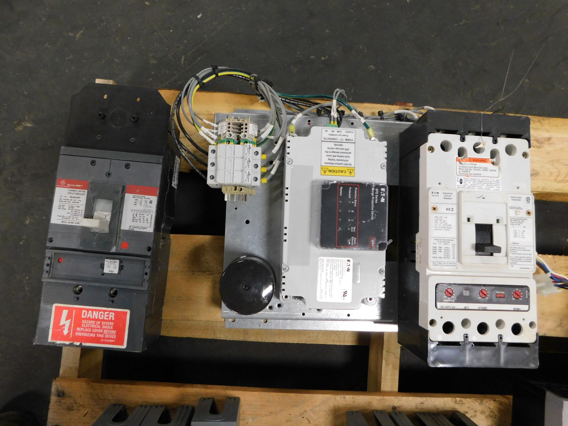 Lot of Miscellaneous Siemens, Square D, ABB, GE, and Cutler-Hammer Circuit Breakers - Image 9 of 12