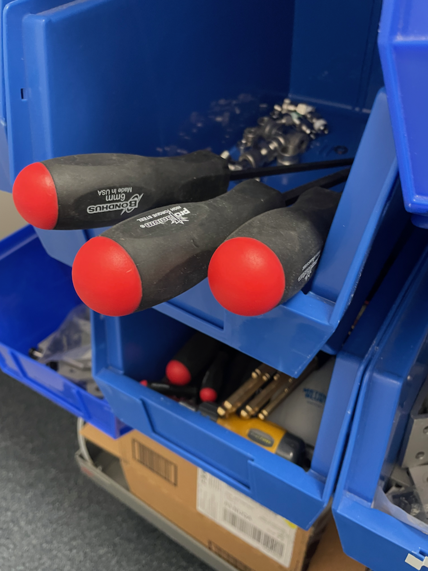 PORTABLE ULINE PARTS RACK WITH CONTENTS OF BLUE TOTES - Image 10 of 22