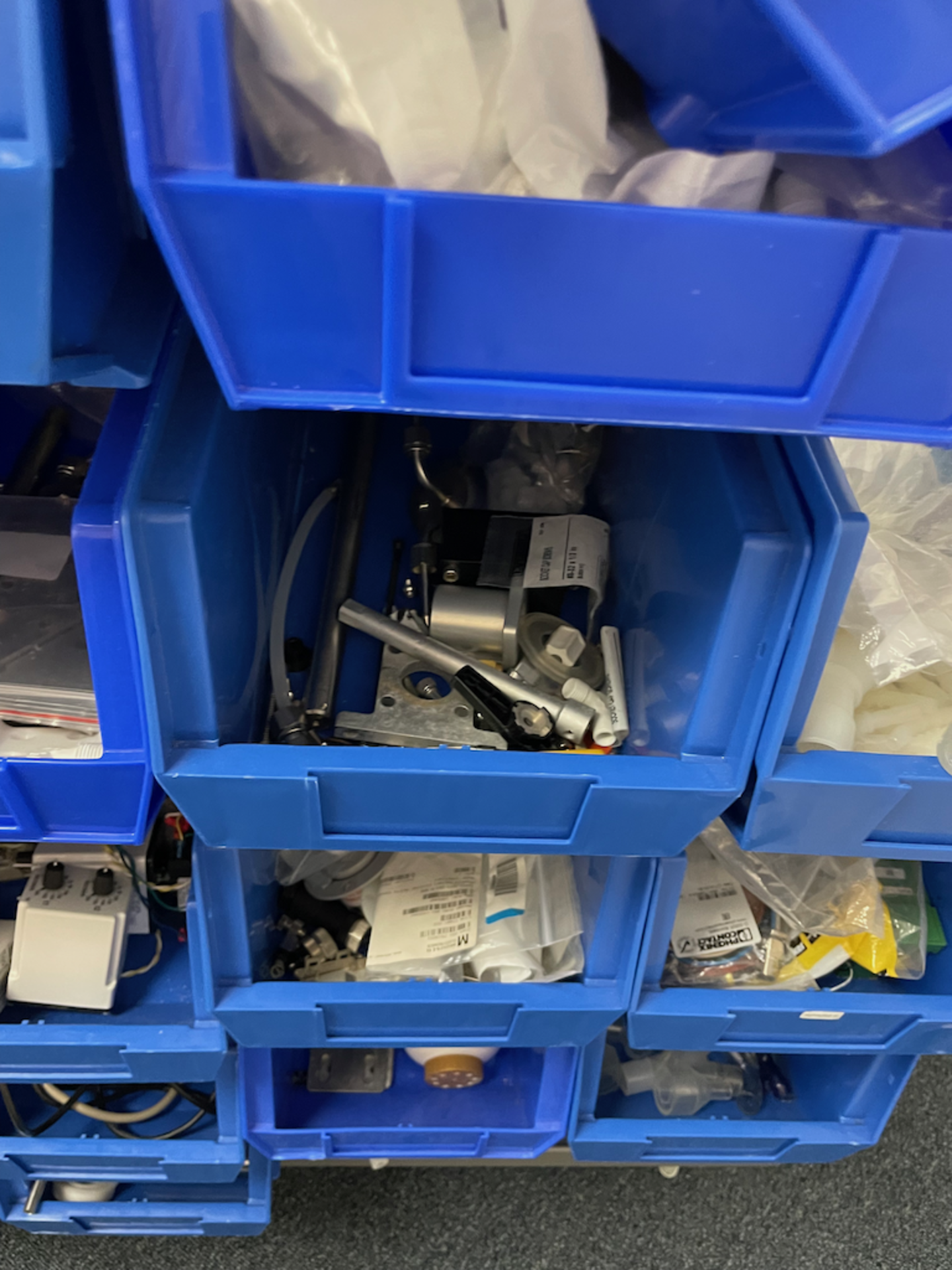 PORTABLE ULINE PARTS RACK WITH CONTENTS OF BLUE TOTES - Image 21 of 22
