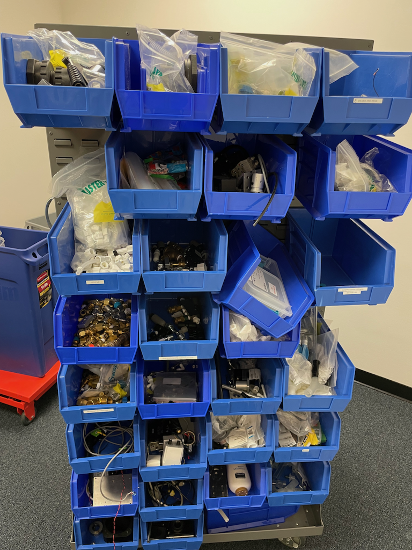 PORTABLE ULINE PARTS RACK WITH CONTENTS OF BLUE TOTES - Image 17 of 22