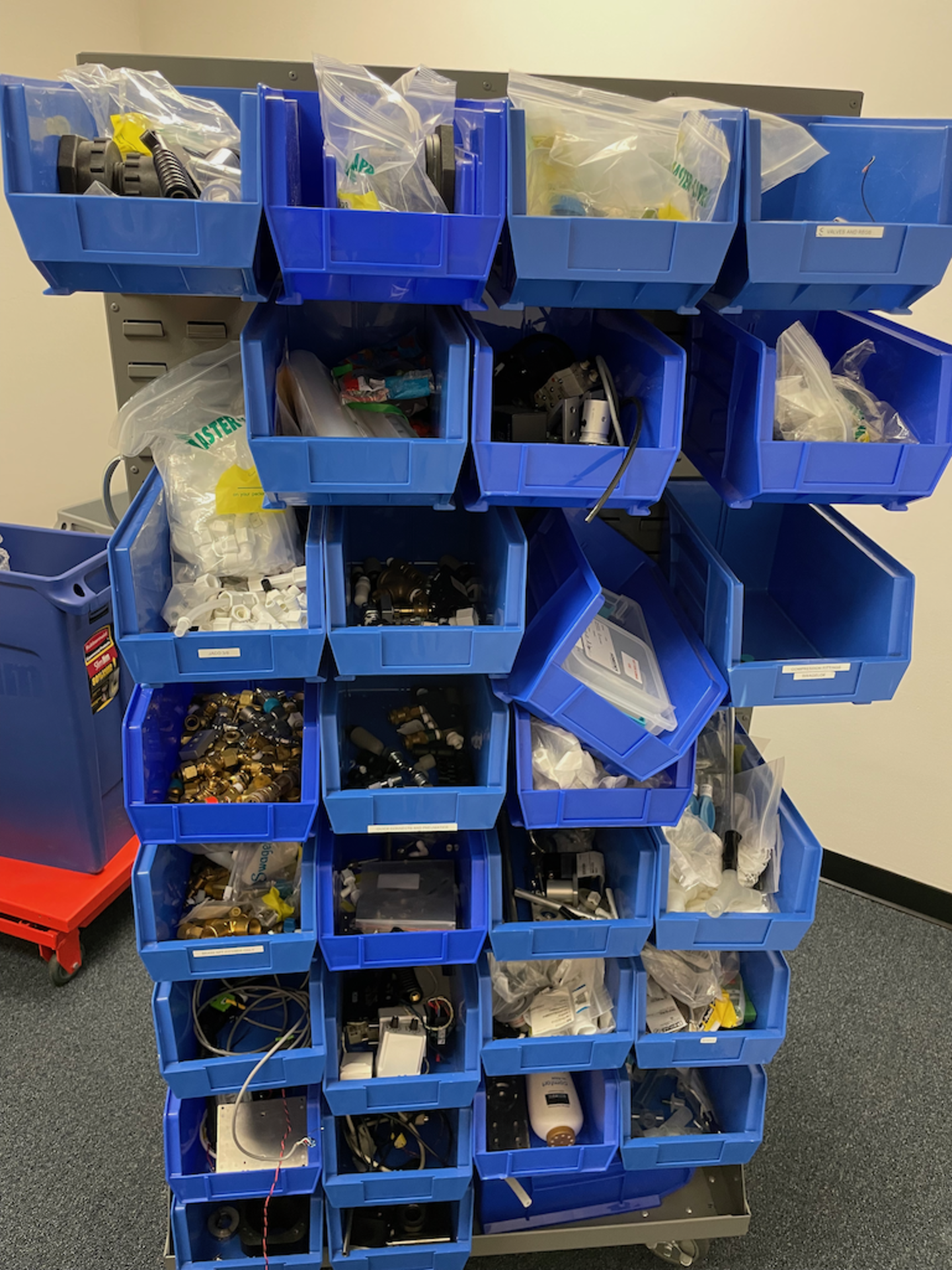 PORTABLE ULINE PARTS RACK WITH CONTENTS OF BLUE TOTES - Image 18 of 22