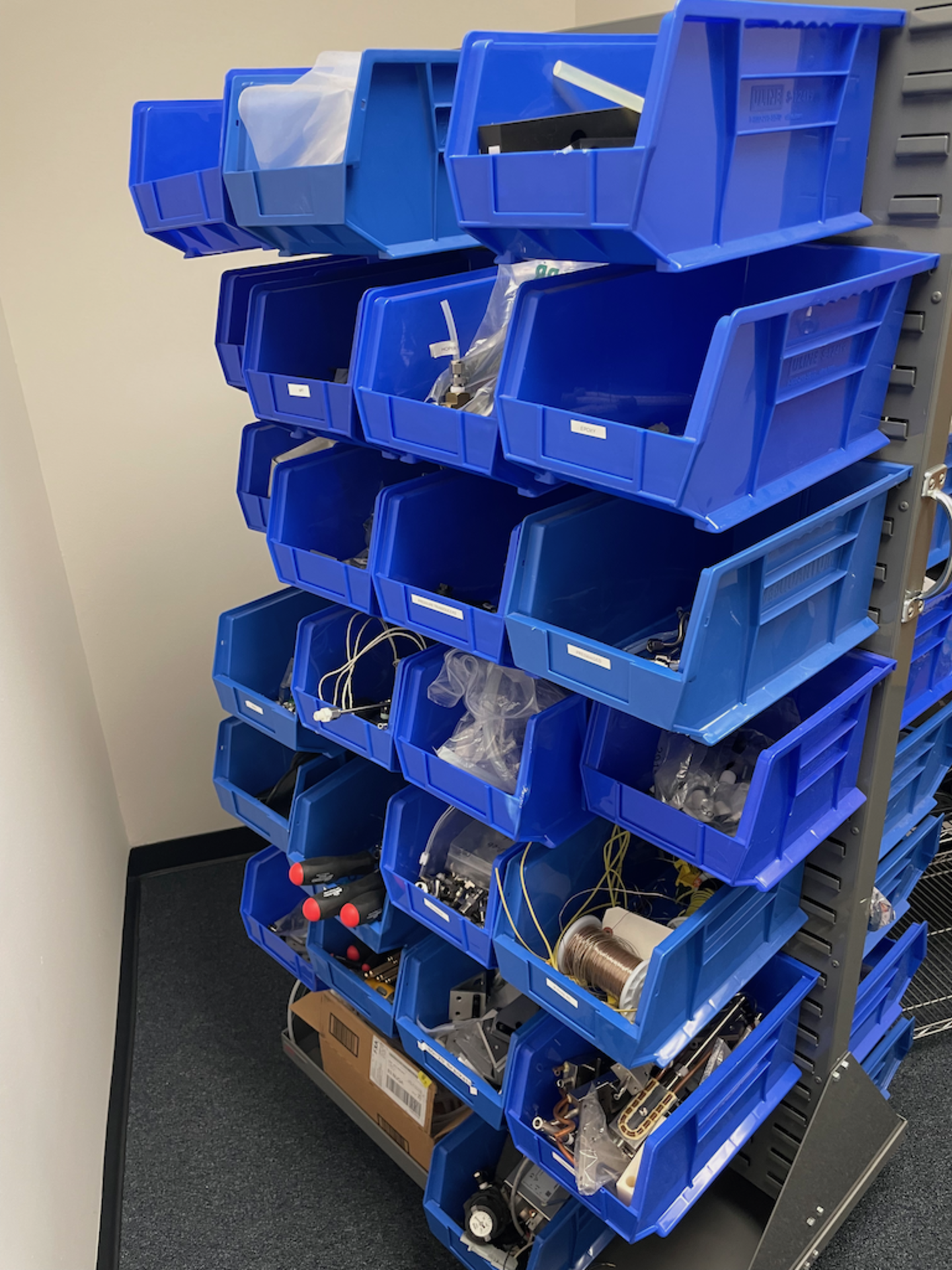 PORTABLE ULINE PARTS RACK WITH CONTENTS OF BLUE TOTES - Image 8 of 22