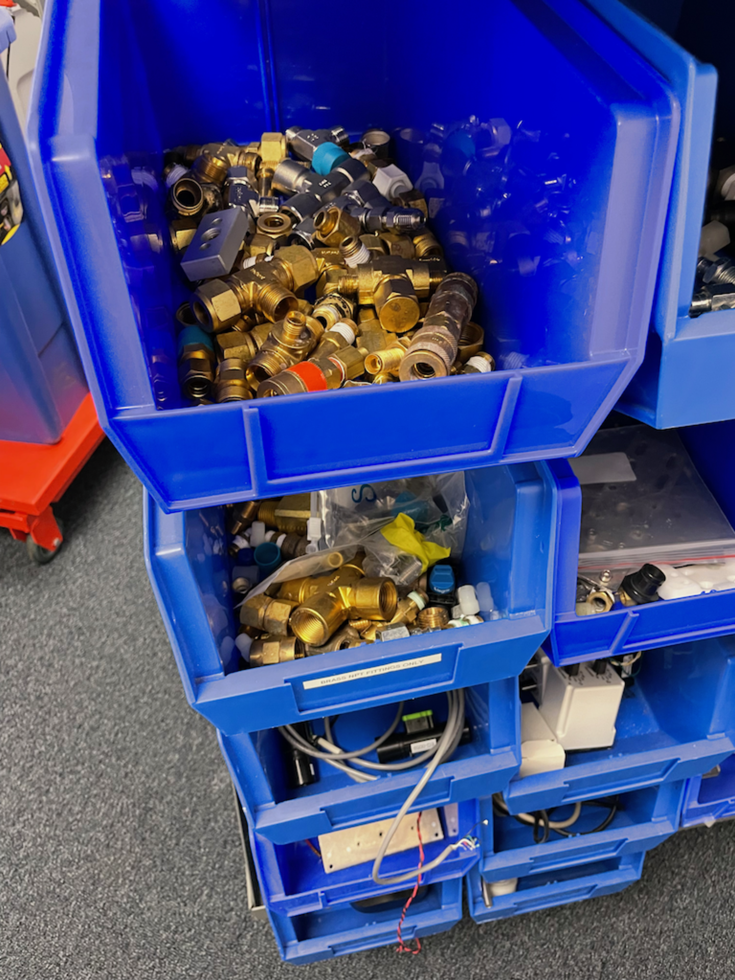 PORTABLE ULINE PARTS RACK WITH CONTENTS OF BLUE TOTES - Image 19 of 22