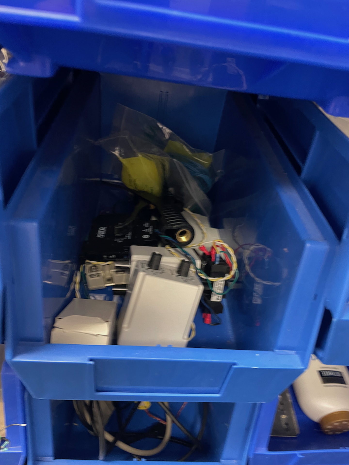PORTABLE ULINE PARTS RACK WITH CONTENTS OF BLUE TOTES - Image 6 of 22