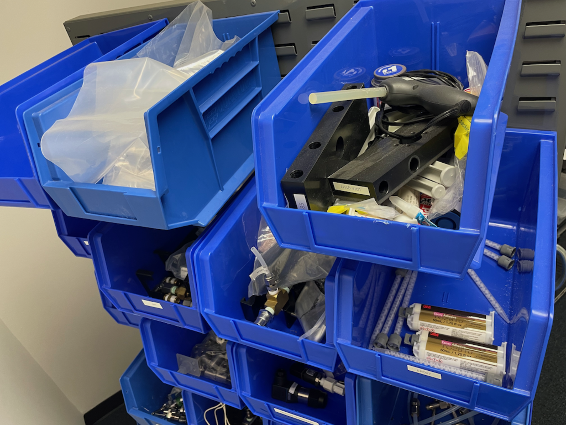 PORTABLE ULINE PARTS RACK WITH CONTENTS OF BLUE TOTES - Image 13 of 22