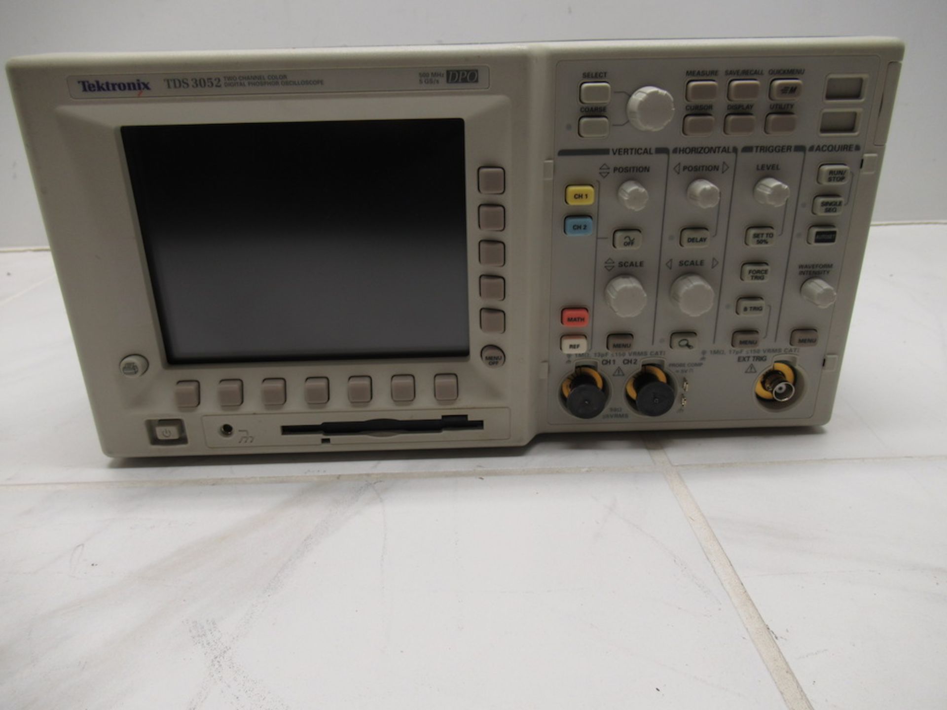 (1) Tektronix TDS3052 Tow Channel Color Digital Phosphor Oscilloscope, Comes with Manuel, Powers on - Image 2 of 4