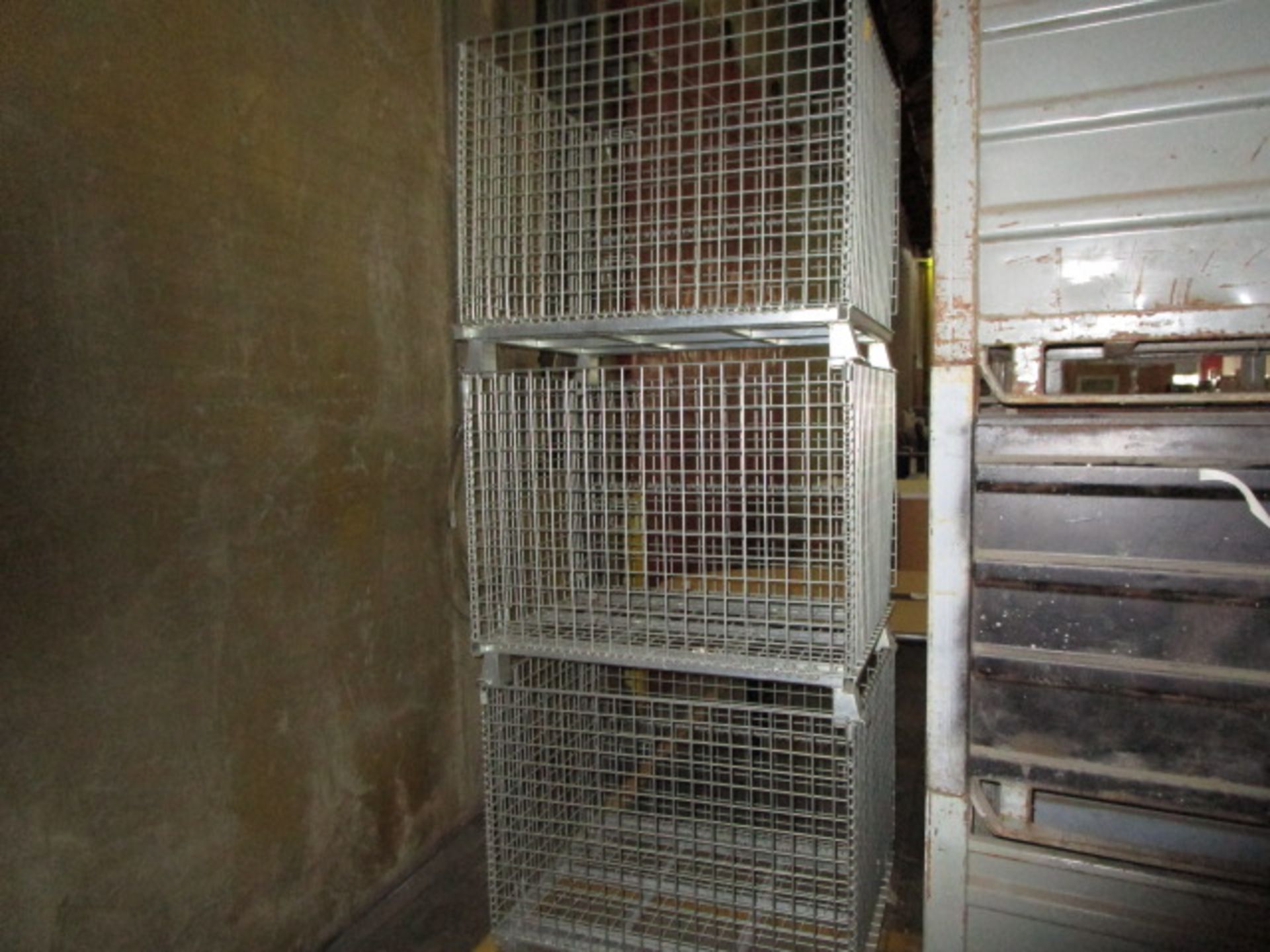 LOT TO INLCUDE 3 METAL SCREEN CAGES - Image 2 of 4