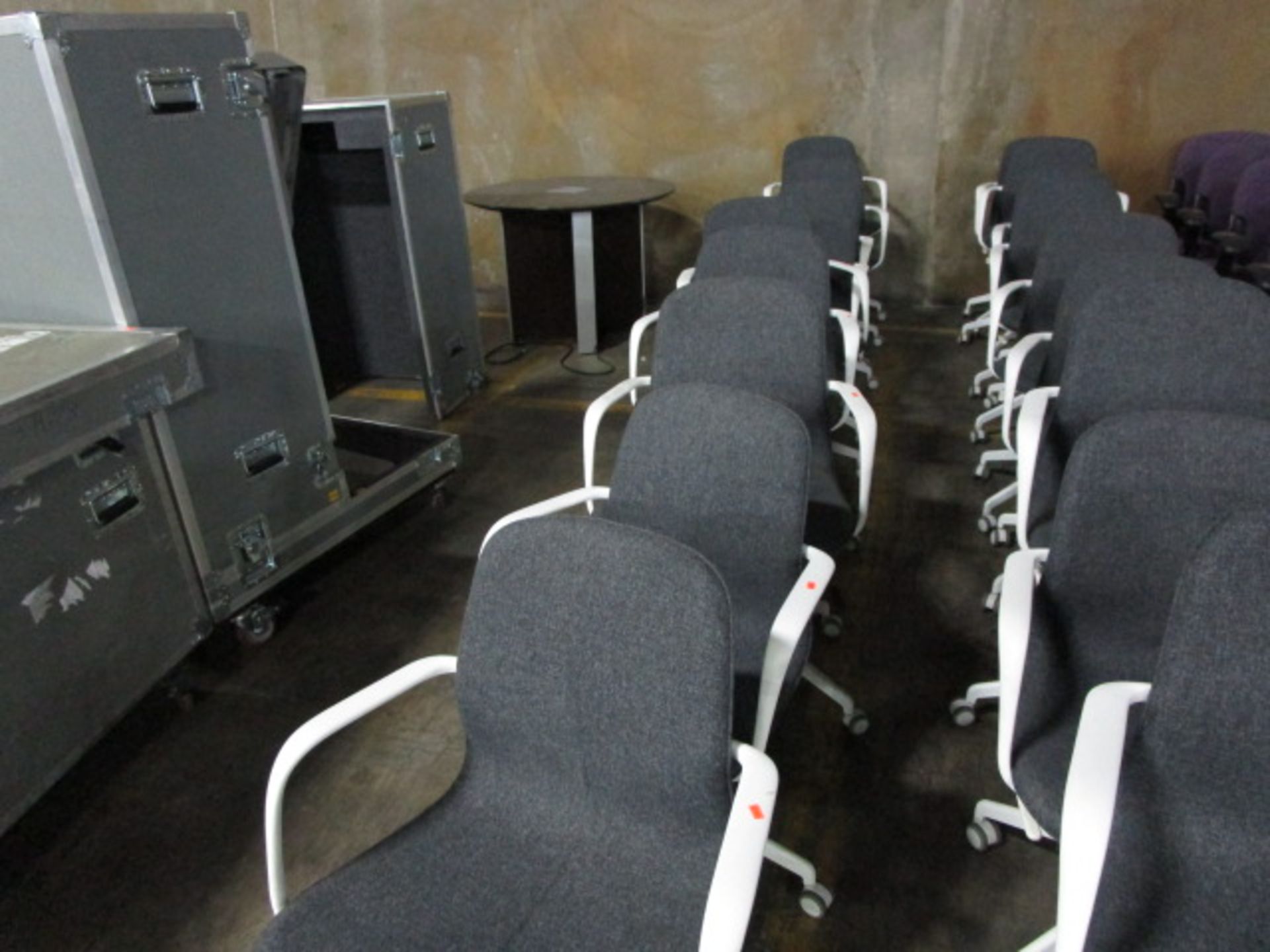 LOT TO INLCUDE QTY OF 9 SWIVEL OFFICE CHAIRS - Image 4 of 5