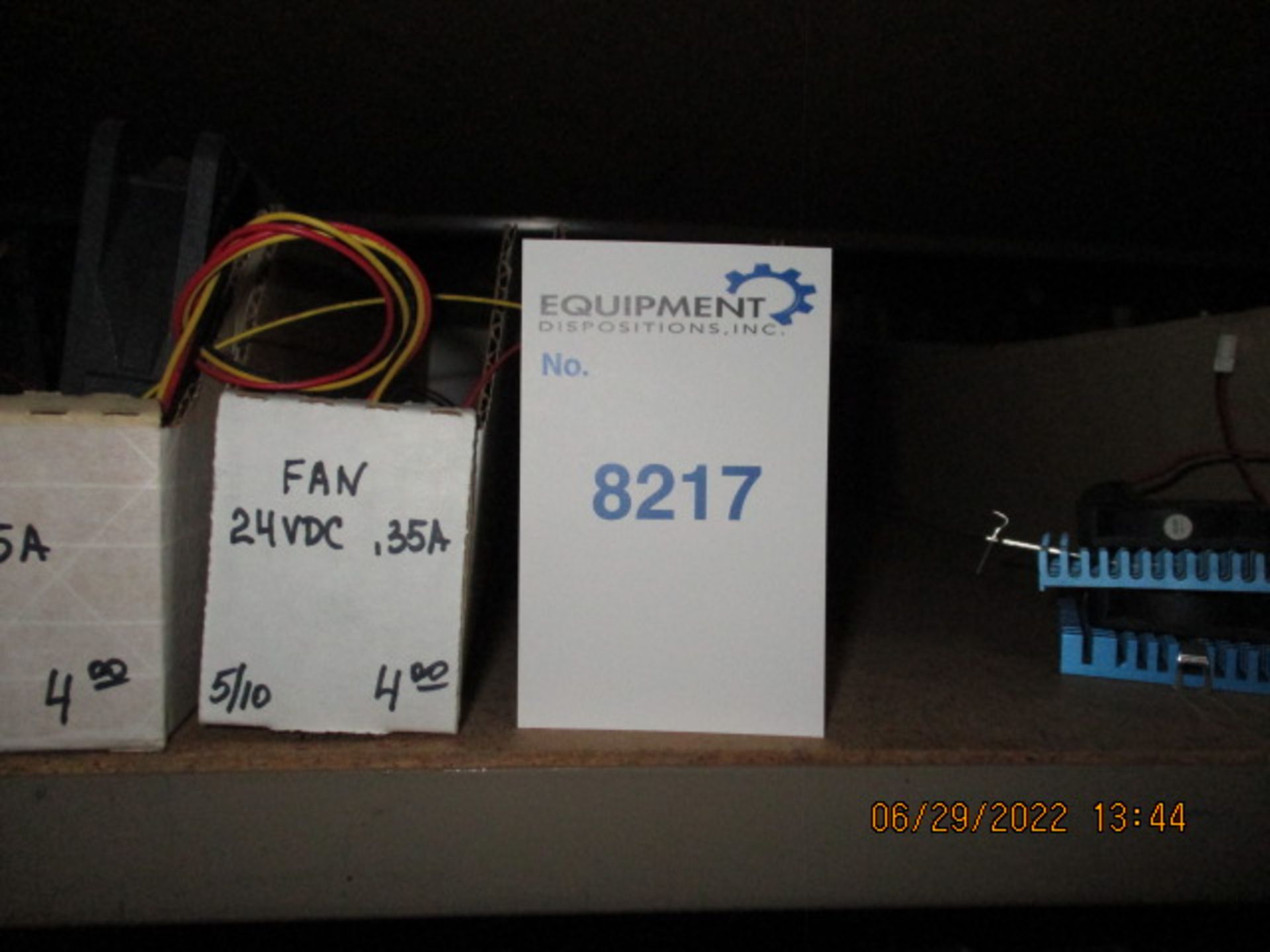CONTENTS OF SHELVING UNIT CONSISTING OF ASSORTMENT OF FANS