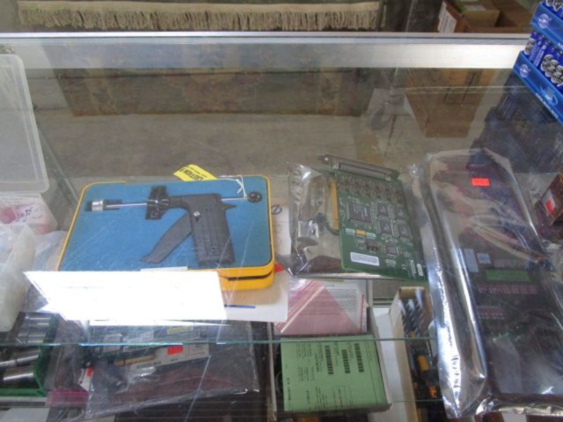 DISPLAY CASE W/ CONTENTS ASSORTMENT OF ELECTRONICS/ACCESSORIES - Image 4 of 9