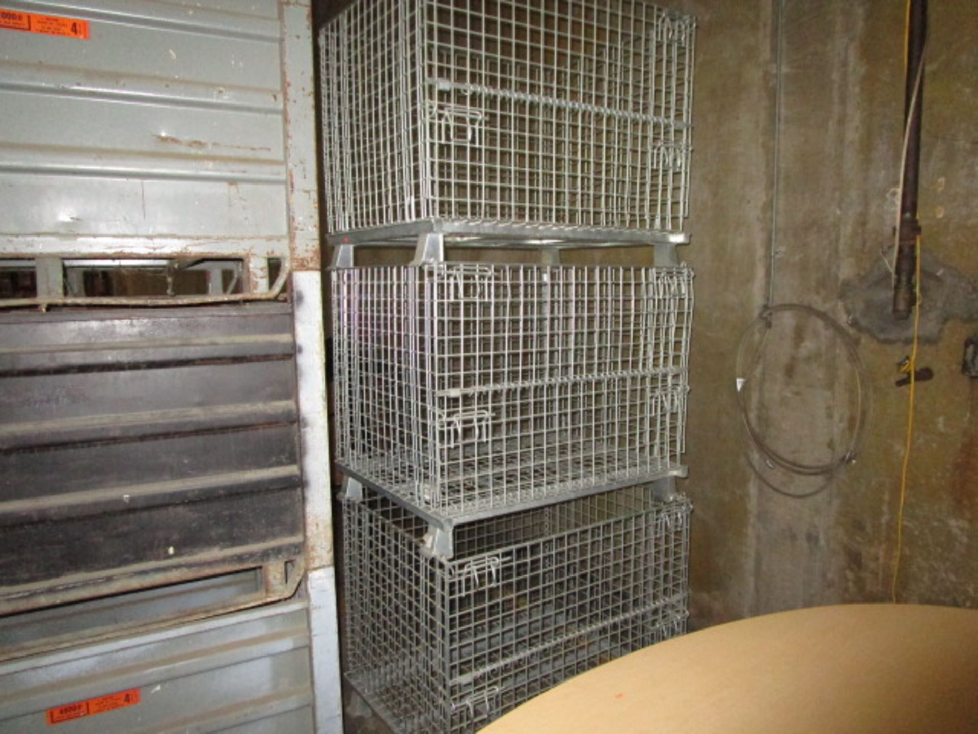 LOT TO INLCUDE 3 METAL SCREEN CAGES - Image 4 of 4