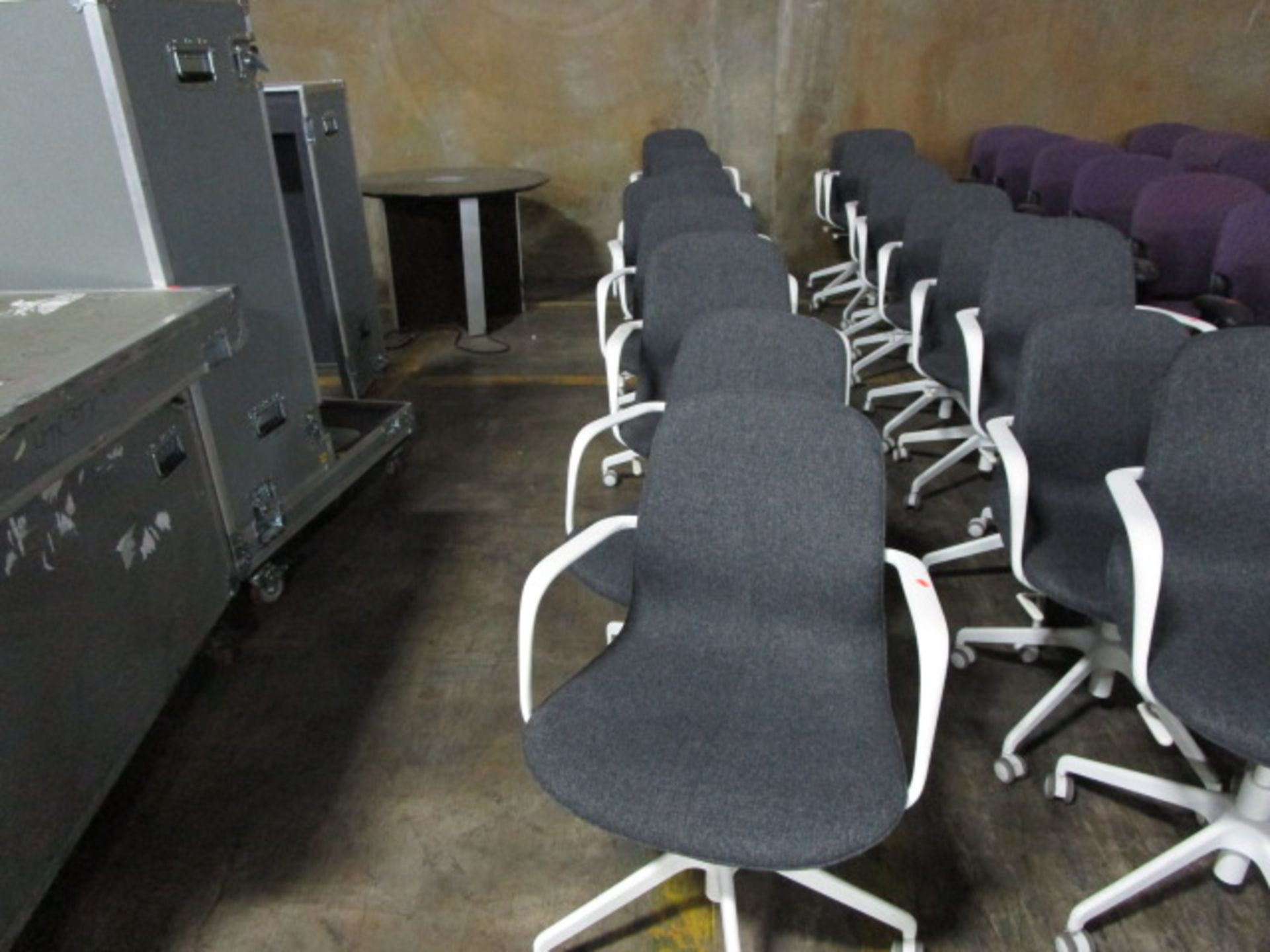 LOT TO INLCUDE QTY OF 9 SWIVEL OFFICE CHAIRS - Image 5 of 5