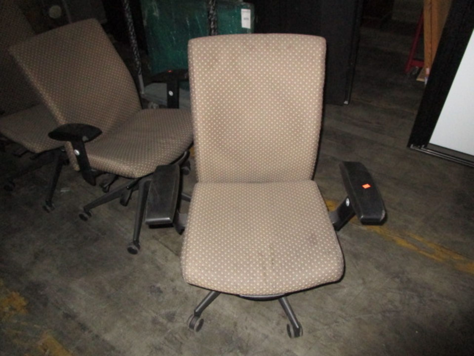 LOT TO INLCUDE QTY OF 7 SWIVEL OFFICE CHAIRS W/ WHEELS - Image 4 of 6