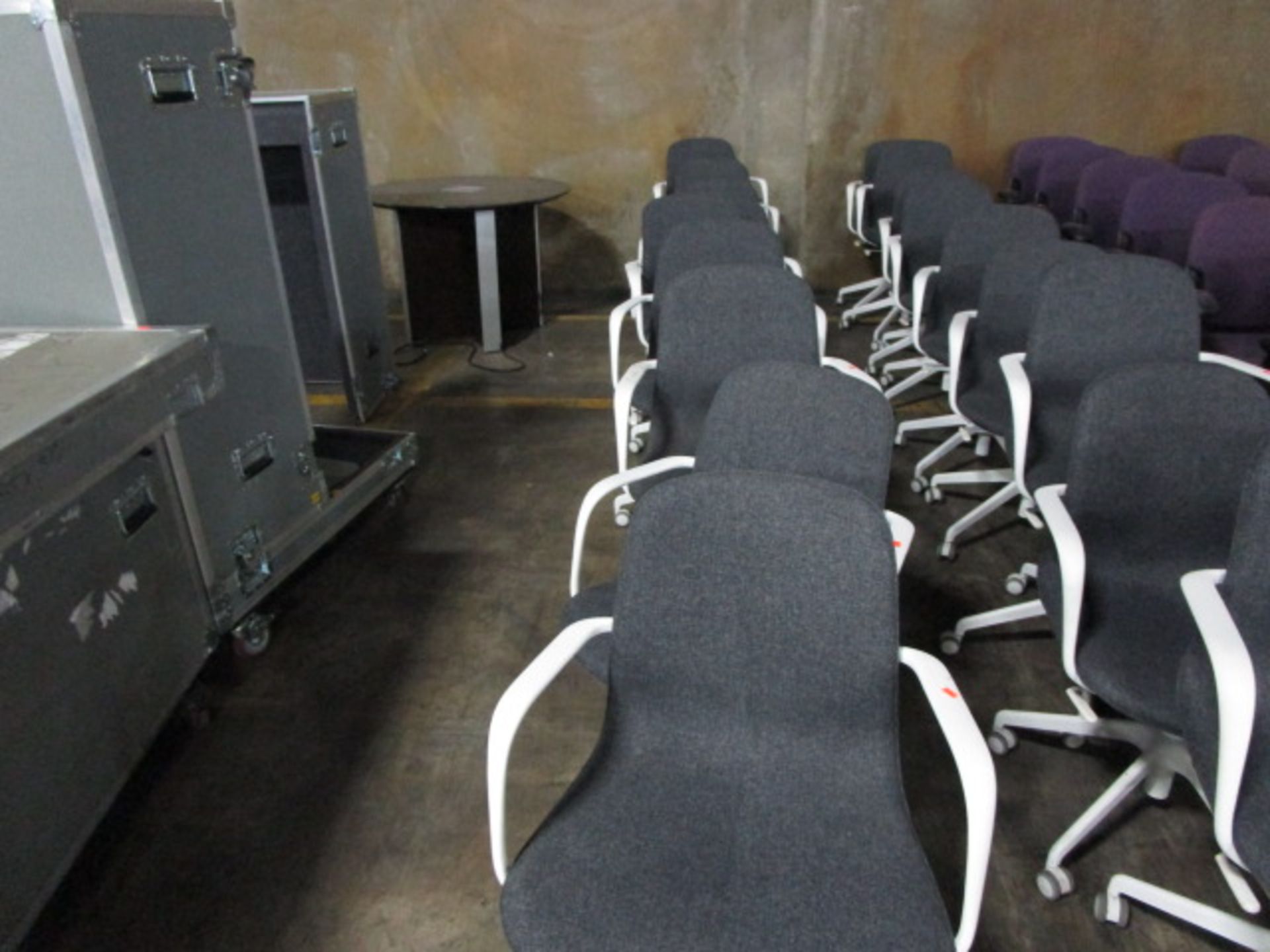 LOT TO INLCUDE QTY OF 9 SWIVEL OFFICE CHAIRS - Image 2 of 5