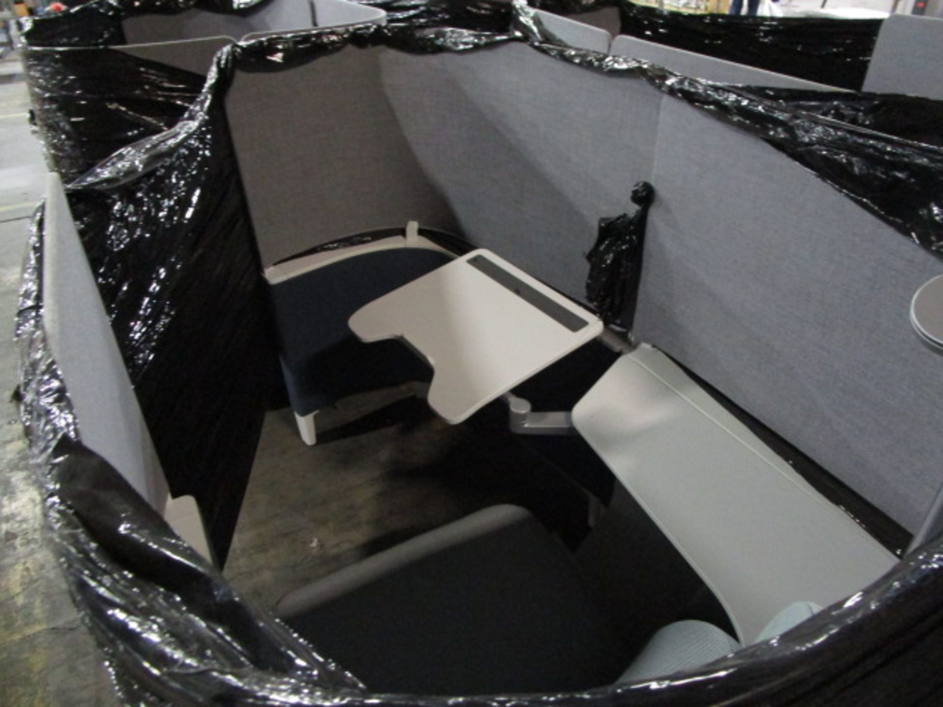 LOT TO INLCUDE STEELCASE PRIVACY POD W/ EXTENSION - Image 4 of 6