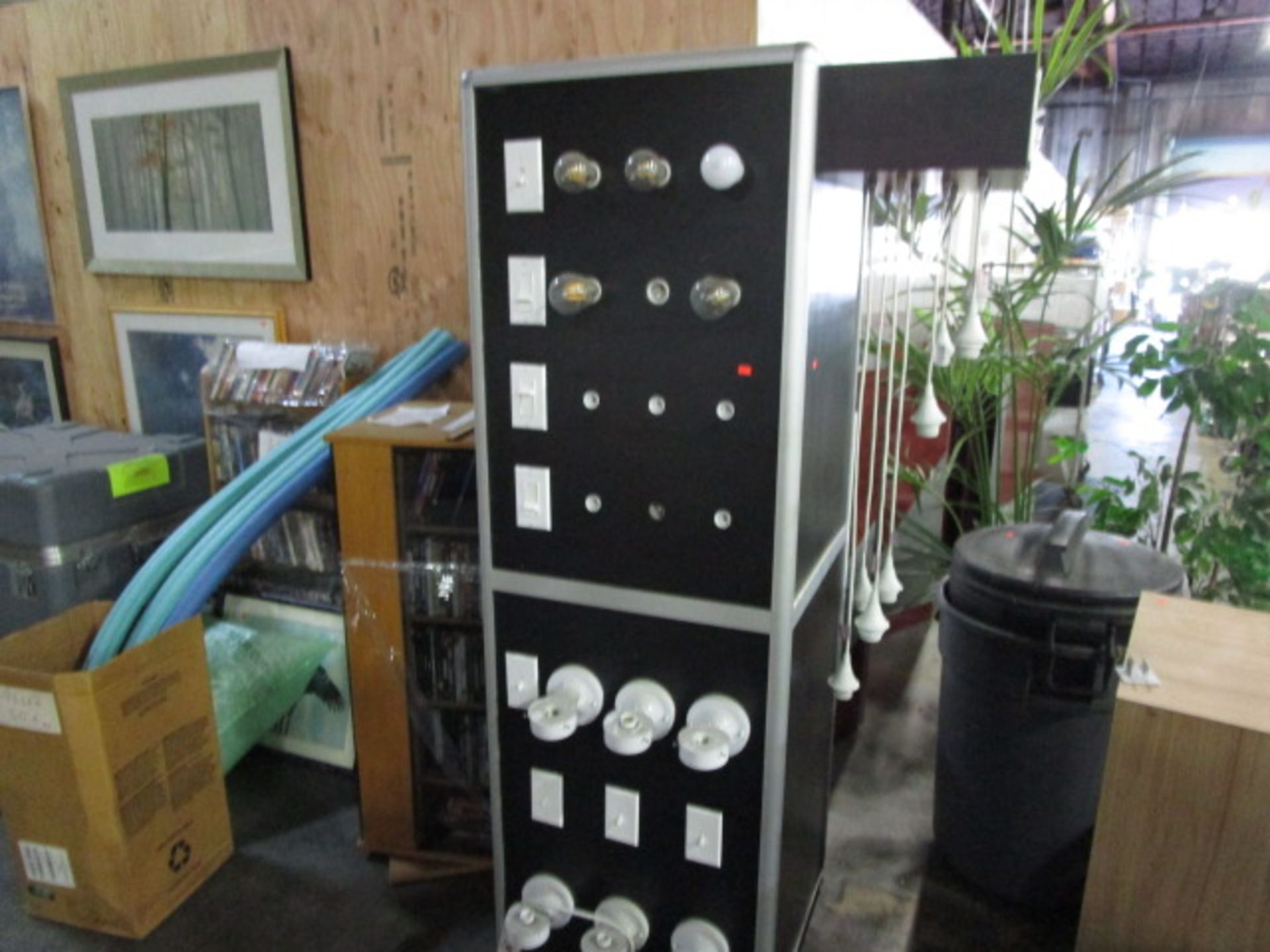 LOT TO INLCUDE LIGHTBULB/LIGHTSWITCH DISPLAY UNIT - Image 2 of 4