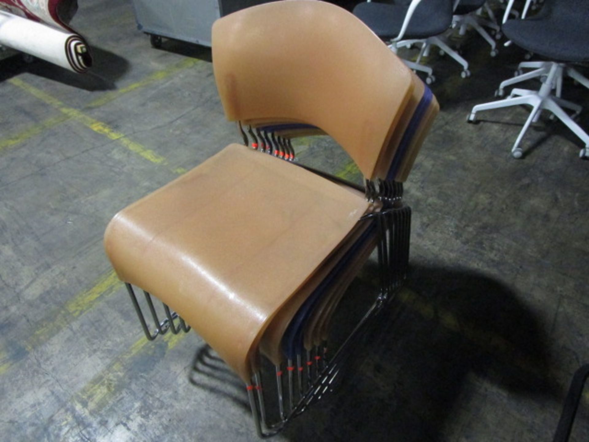 LOT TO INLCUDE QTY OF 8 PLASTIC CHAIRS - Image 4 of 4