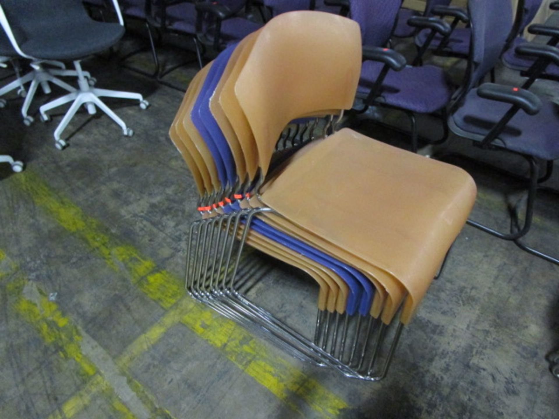 LOT TO INLCUDE QTY OF 8 PLASTIC CHAIRS - Image 3 of 4