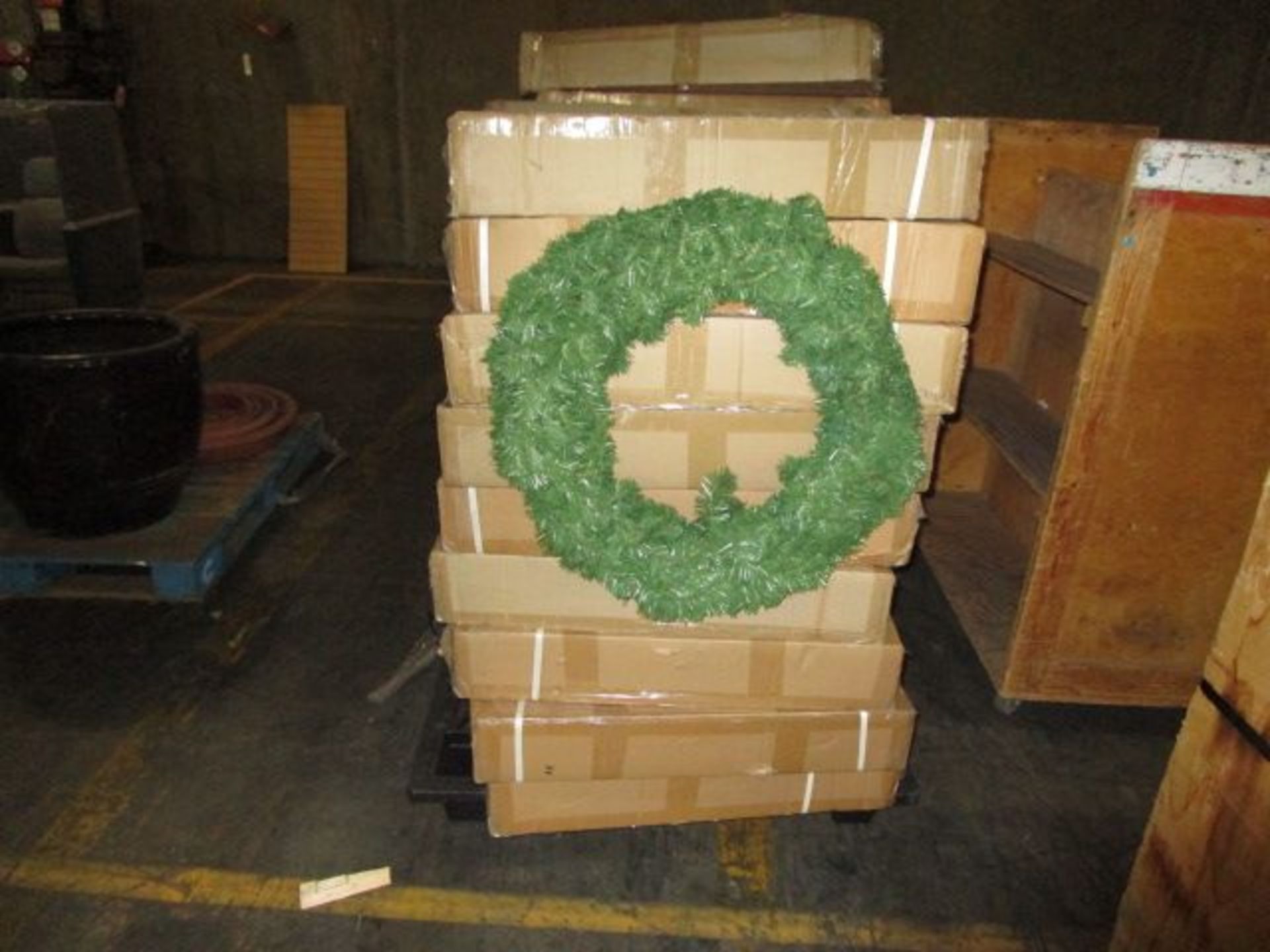 PALLET OF CHRISTMAS WREATHS