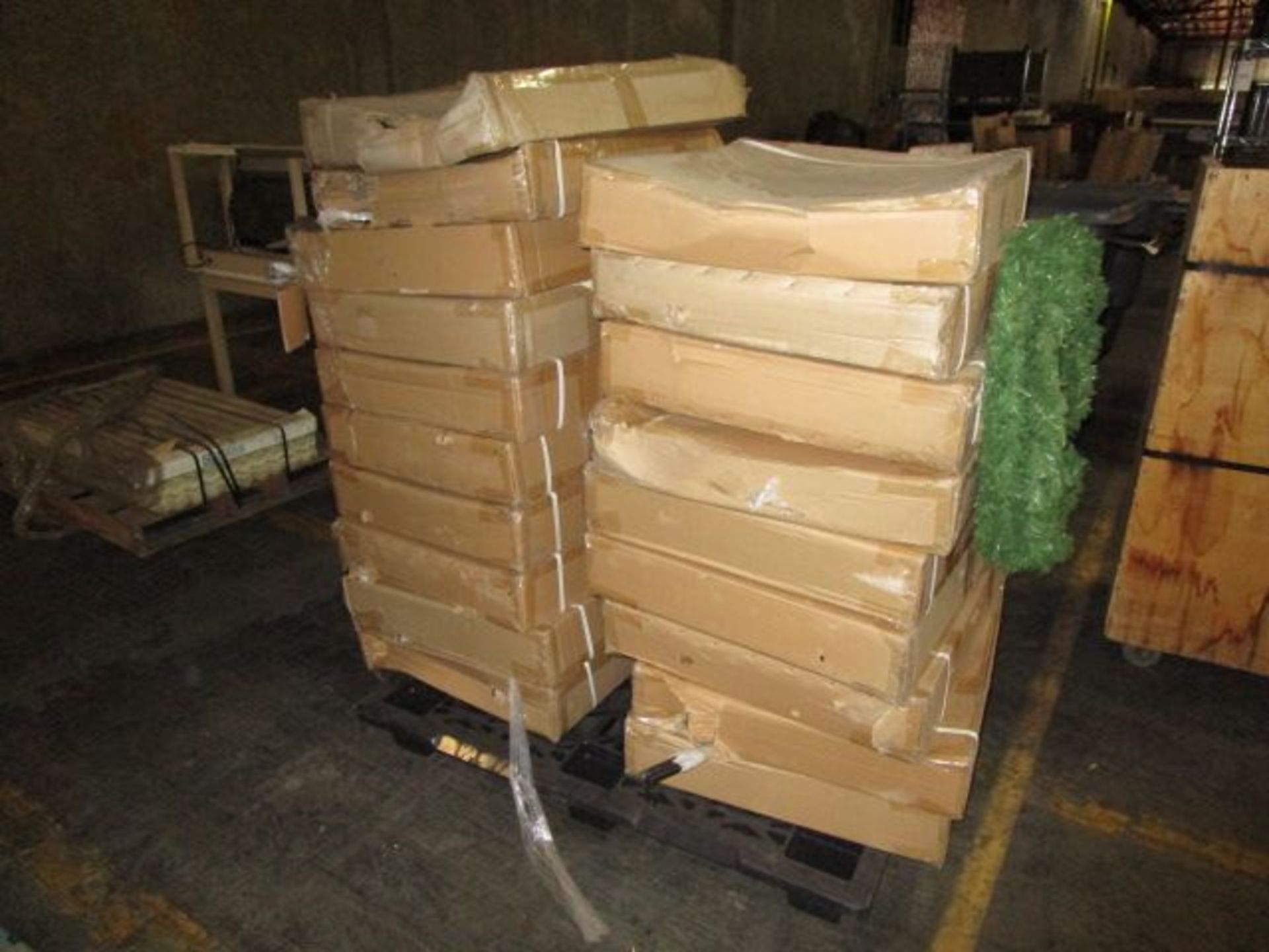 PALLET OF CHRISTMAS WREATHS - Image 2 of 4