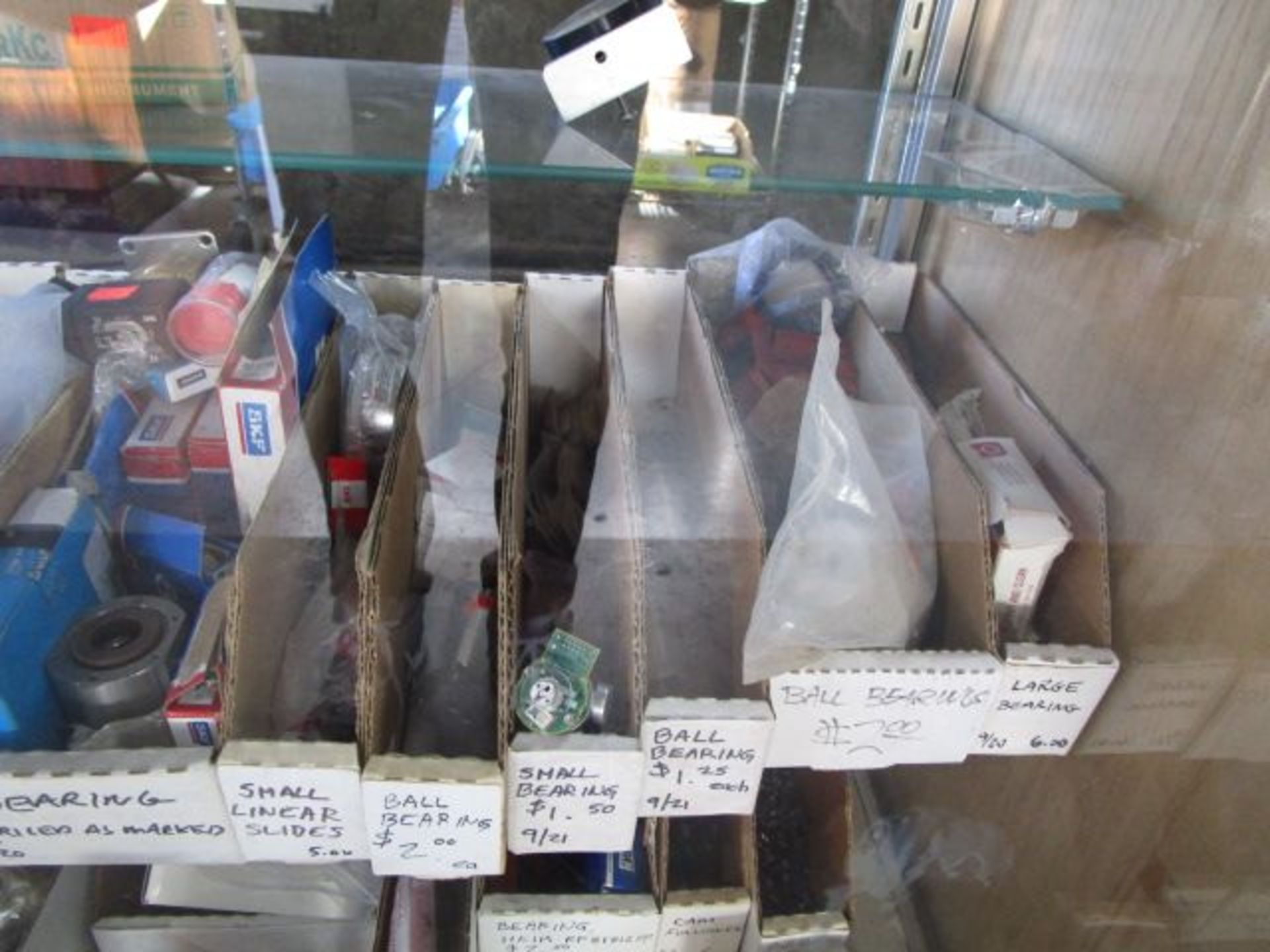 DISPLAY CASE W/ CONTENTS ASSORTMENT OF ELECTRONICS/ACCESSORIES - Image 4 of 11