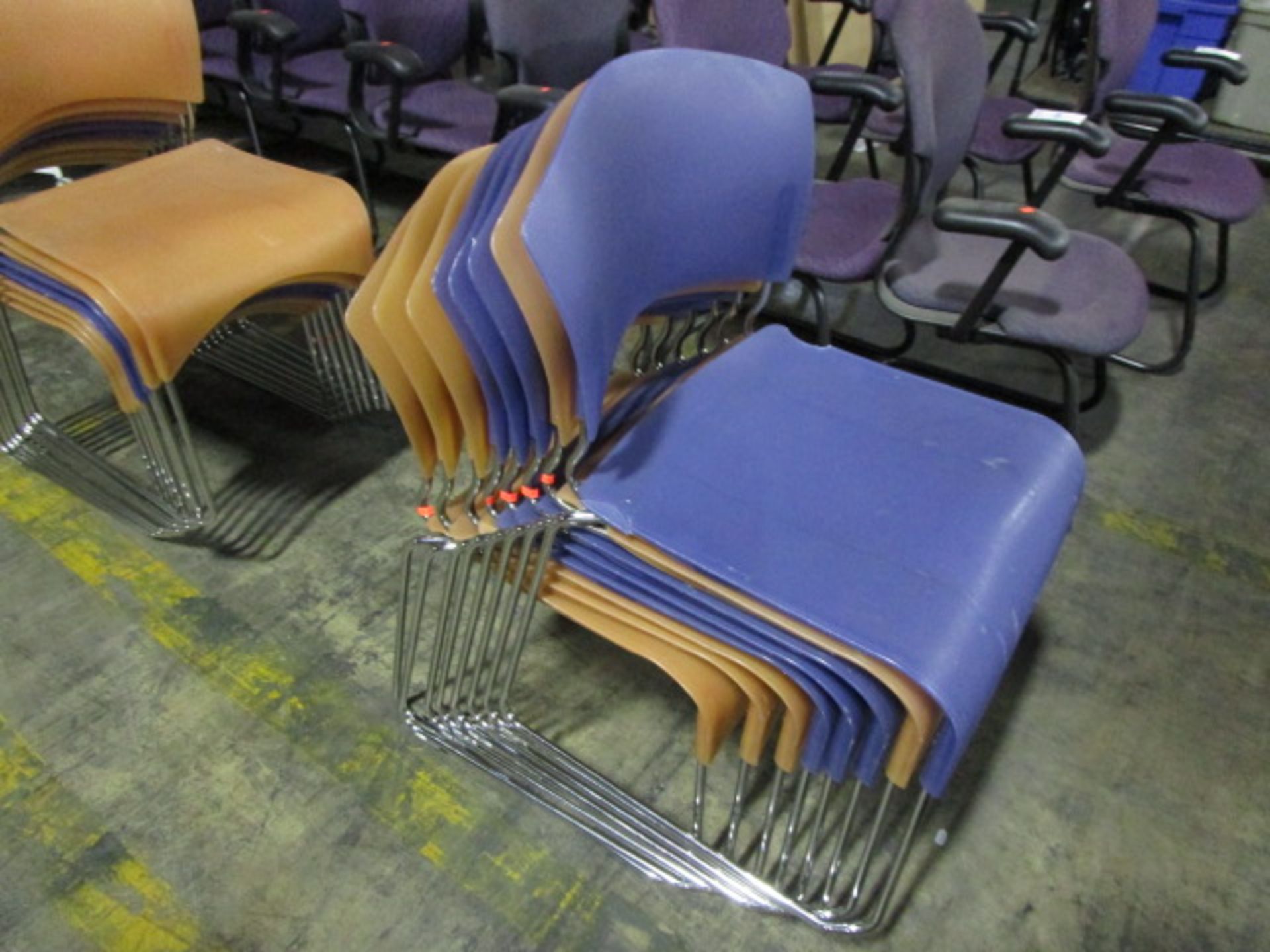 LOT TO INLCUDE QTY OF 8 PLASTIC CHAIRS - Image 5 of 6