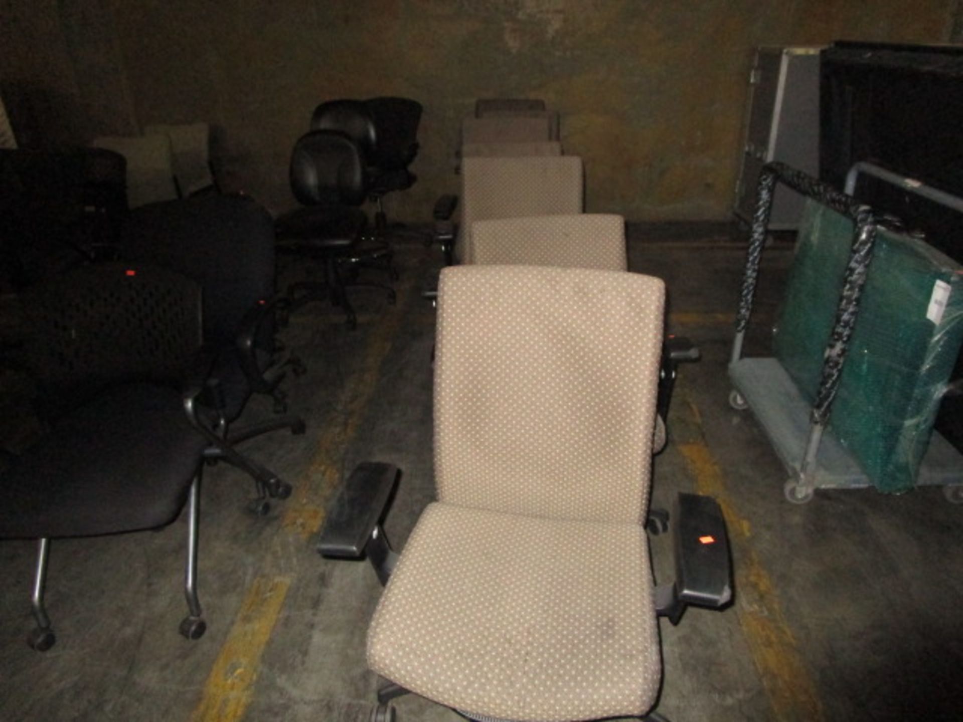 LOT TO INLCUDE QTY OF 7 SWIVEL OFFICE CHAIRS W/ WHEELS - Image 5 of 6