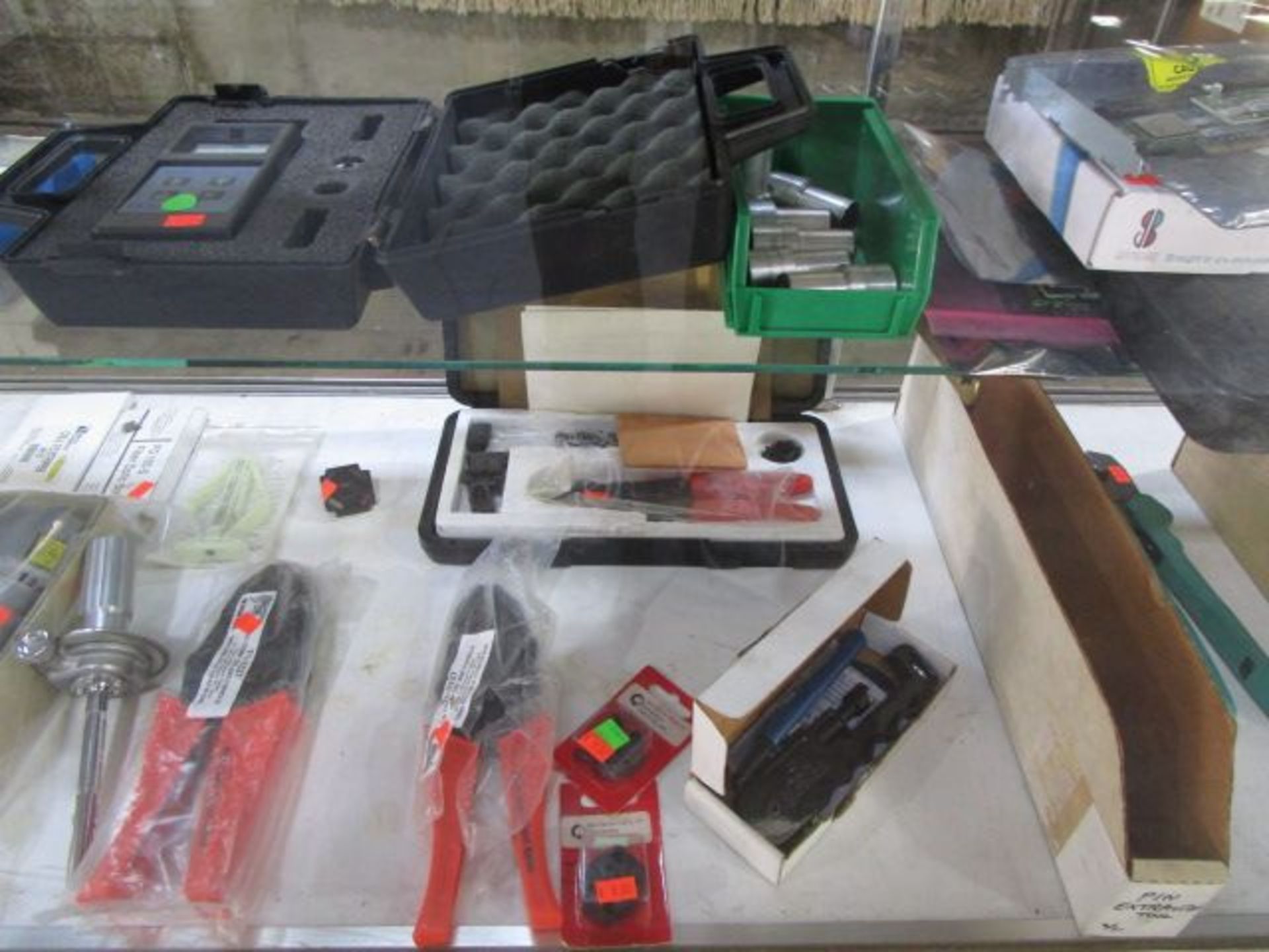 DISPLAY CASE W/ CONTENTS ASSORTMENT OF ELECTRONICS/ACCESSORIES - Image 7 of 9