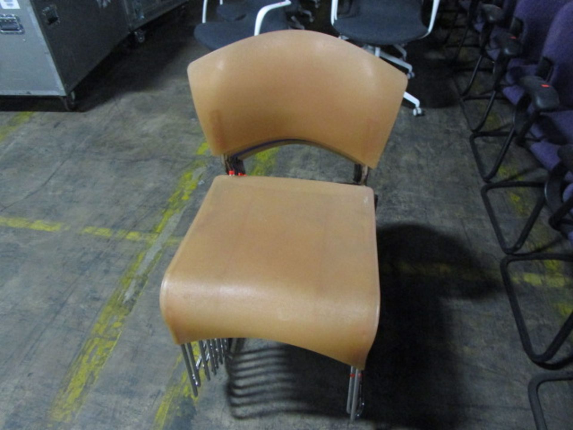 LOT TO INLCUDE QTY OF 8 PLASTIC CHAIRS - Image 2 of 4