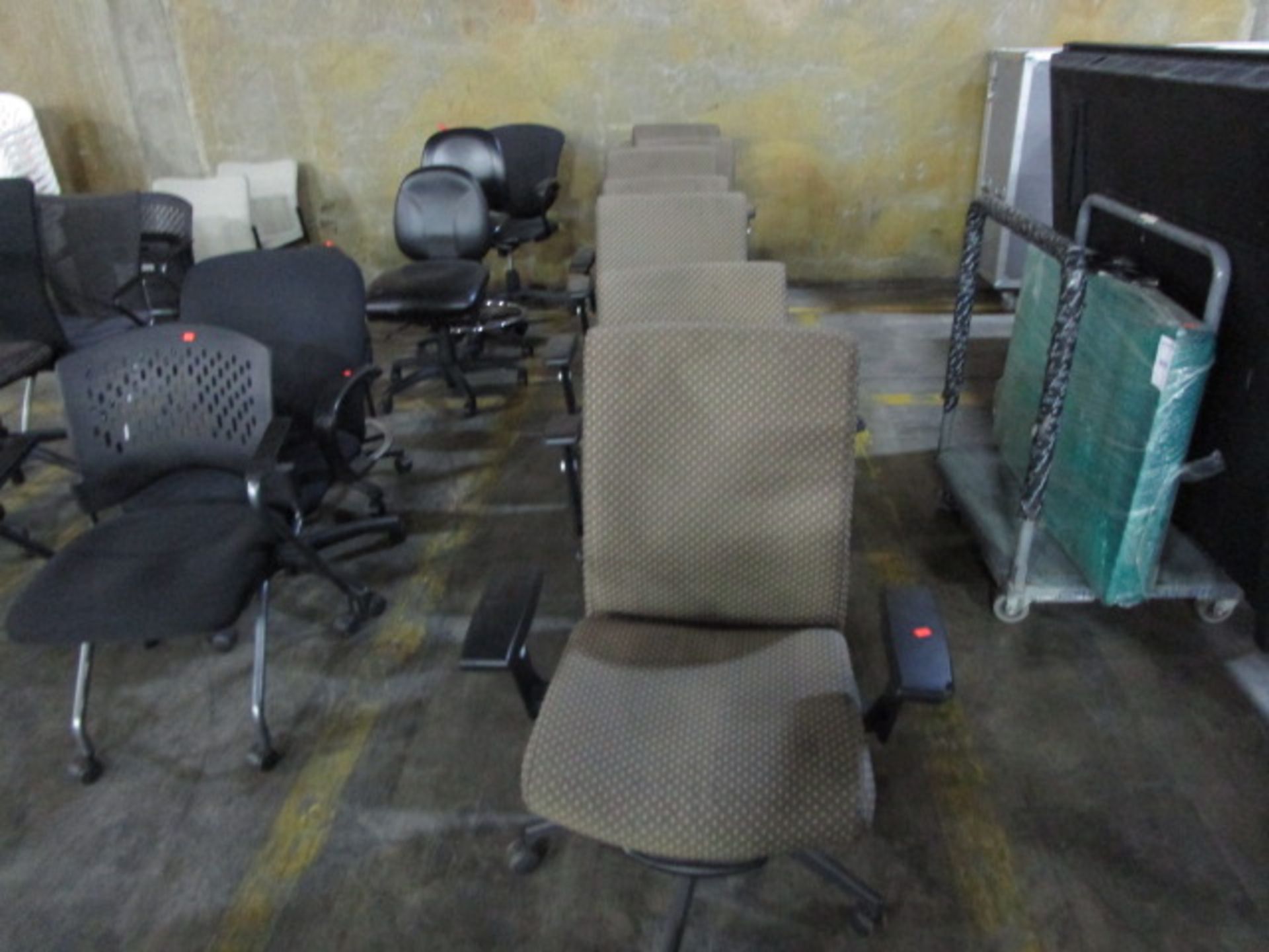 LOT TO INLCUDE QTY OF 7 SWIVEL OFFICE CHAIRS W/ WHEELS - Image 3 of 6