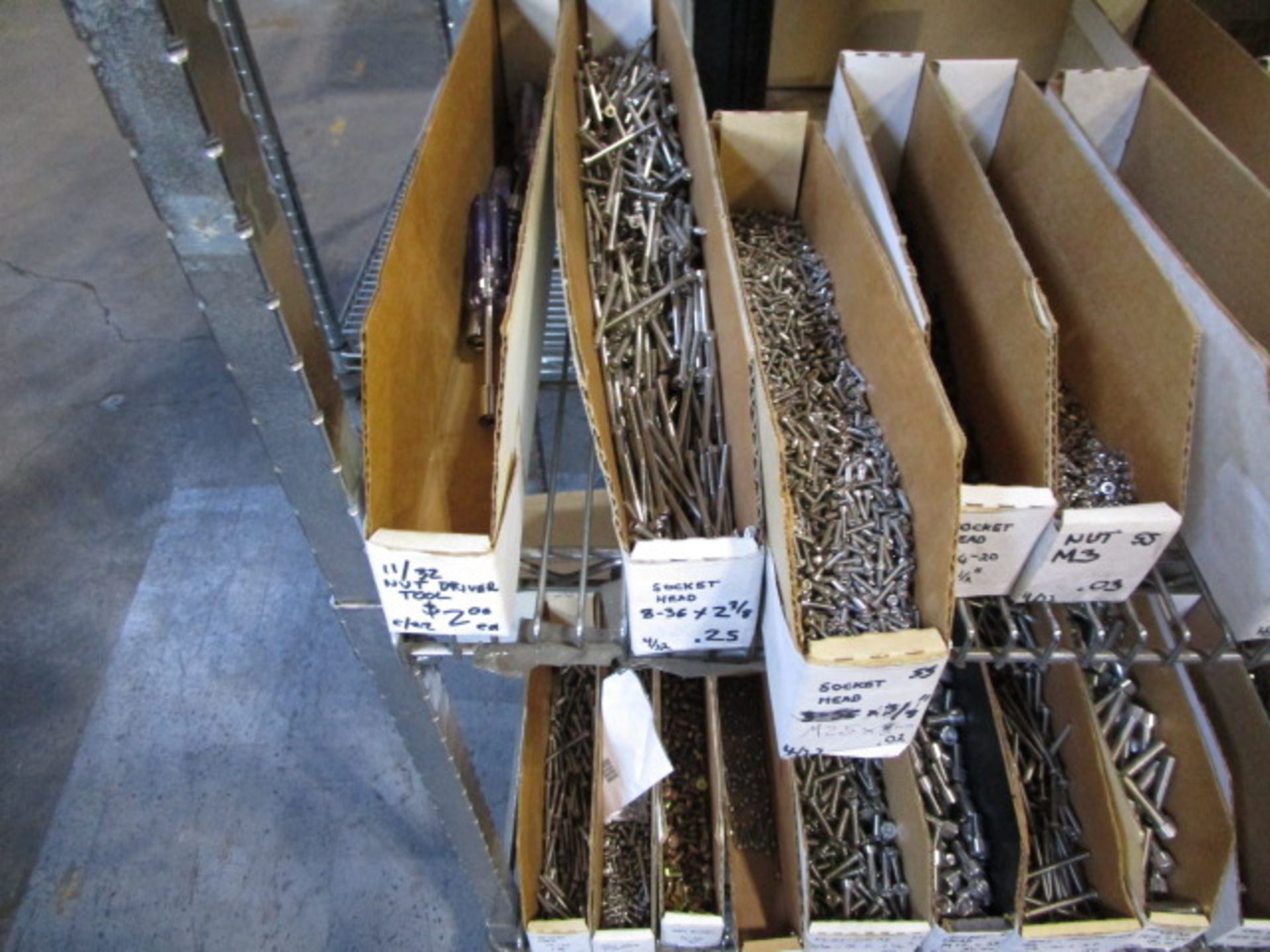 SHELVING UNIT OF ASSORTMENT OF WASHERS AND SCREWS - Image 5 of 10