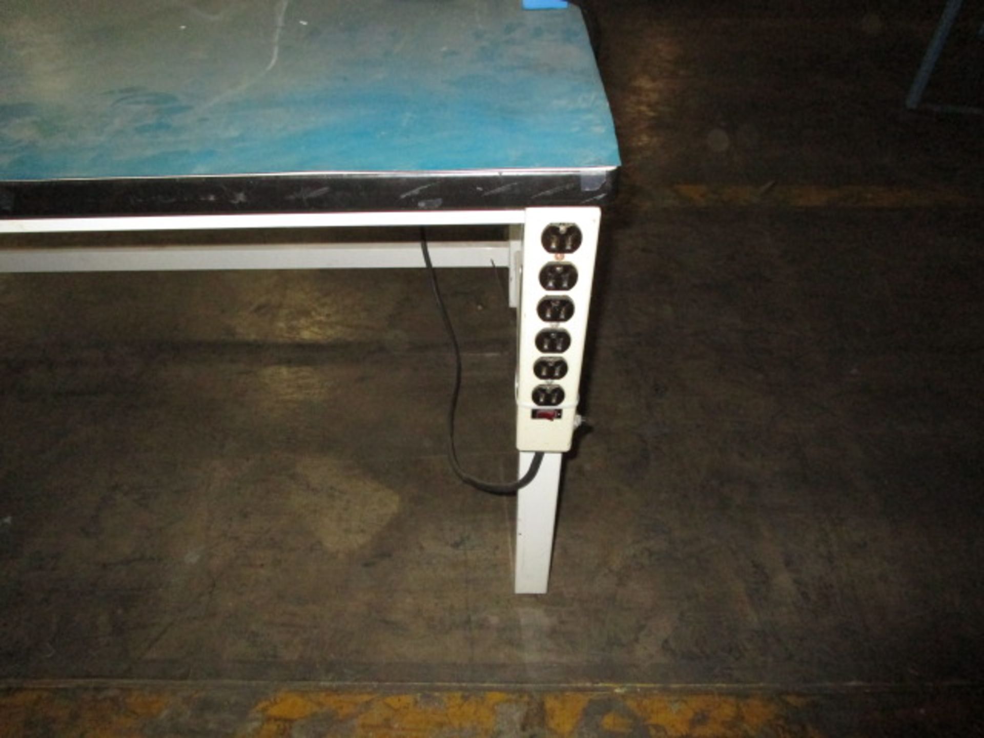 LOT TO INLCUDE WORKBENCH W/ POWER STRIP - Image 3 of 5