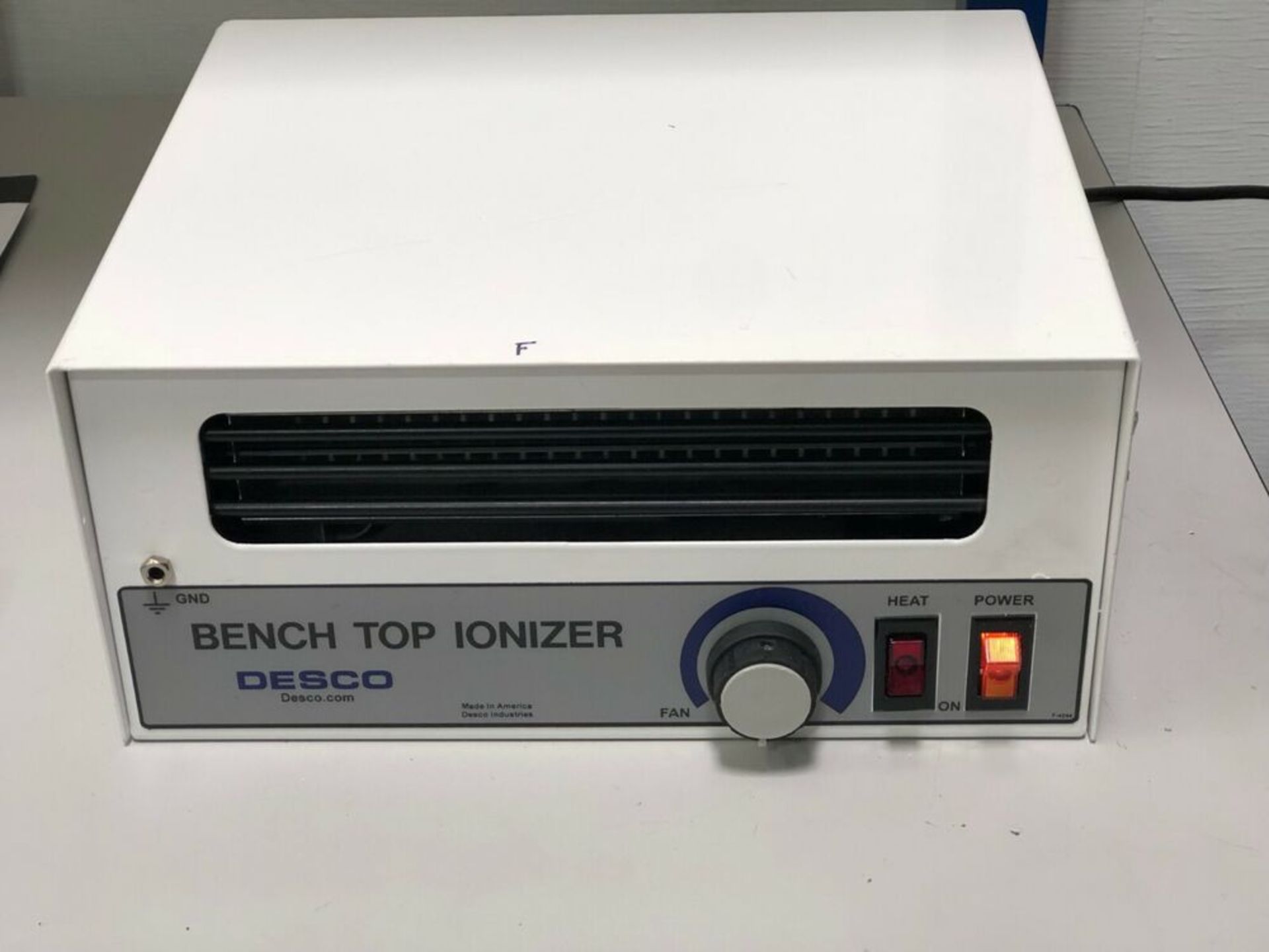 Desco 19500 Bench Top Benchtop Cleanroom Ionizer Blower w/ Heat 120VAC - Image 2 of 4