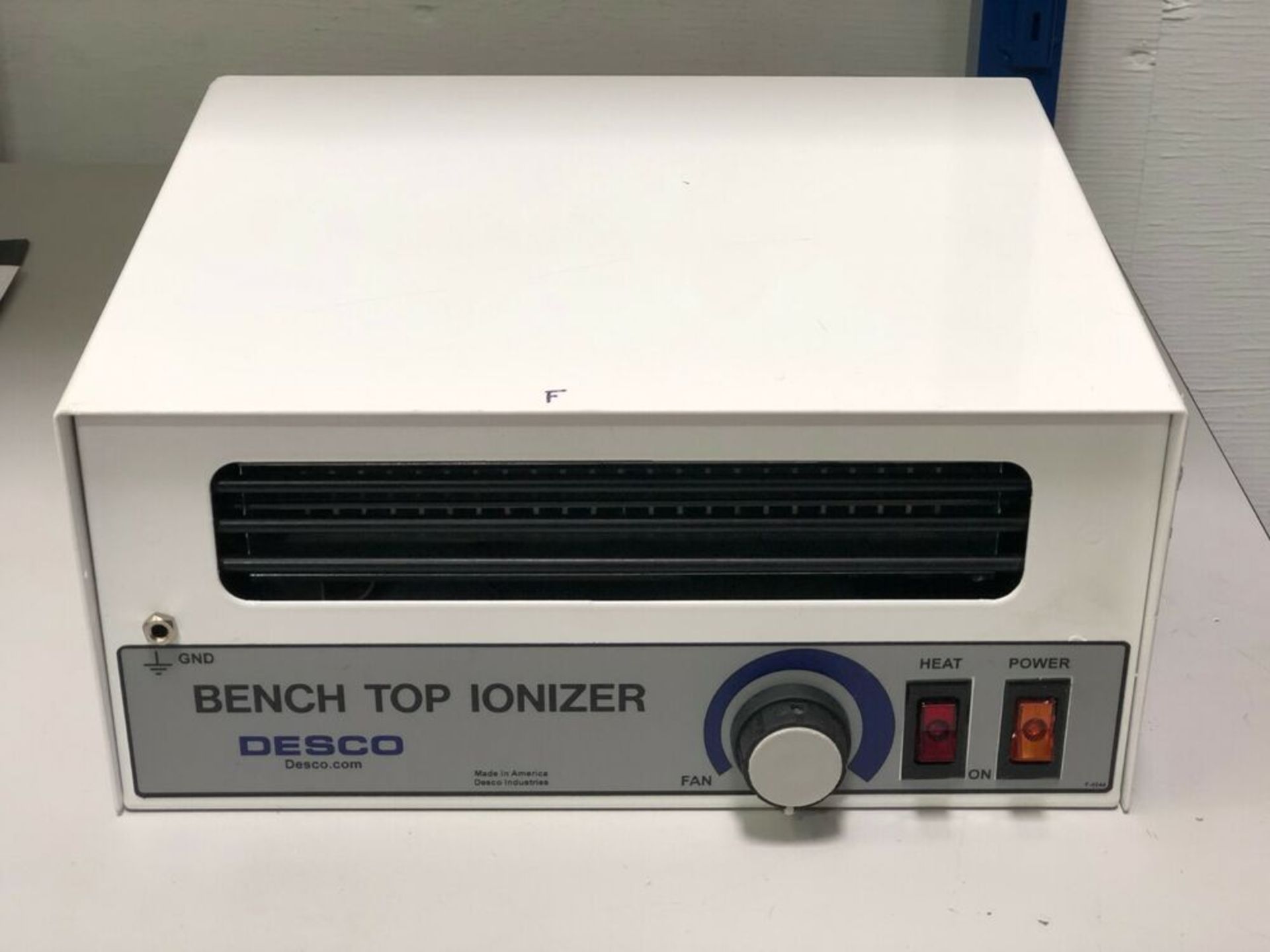 Desco 19500 Bench Top Benchtop Cleanroom Ionizer Blower w/ Heat 120VAC