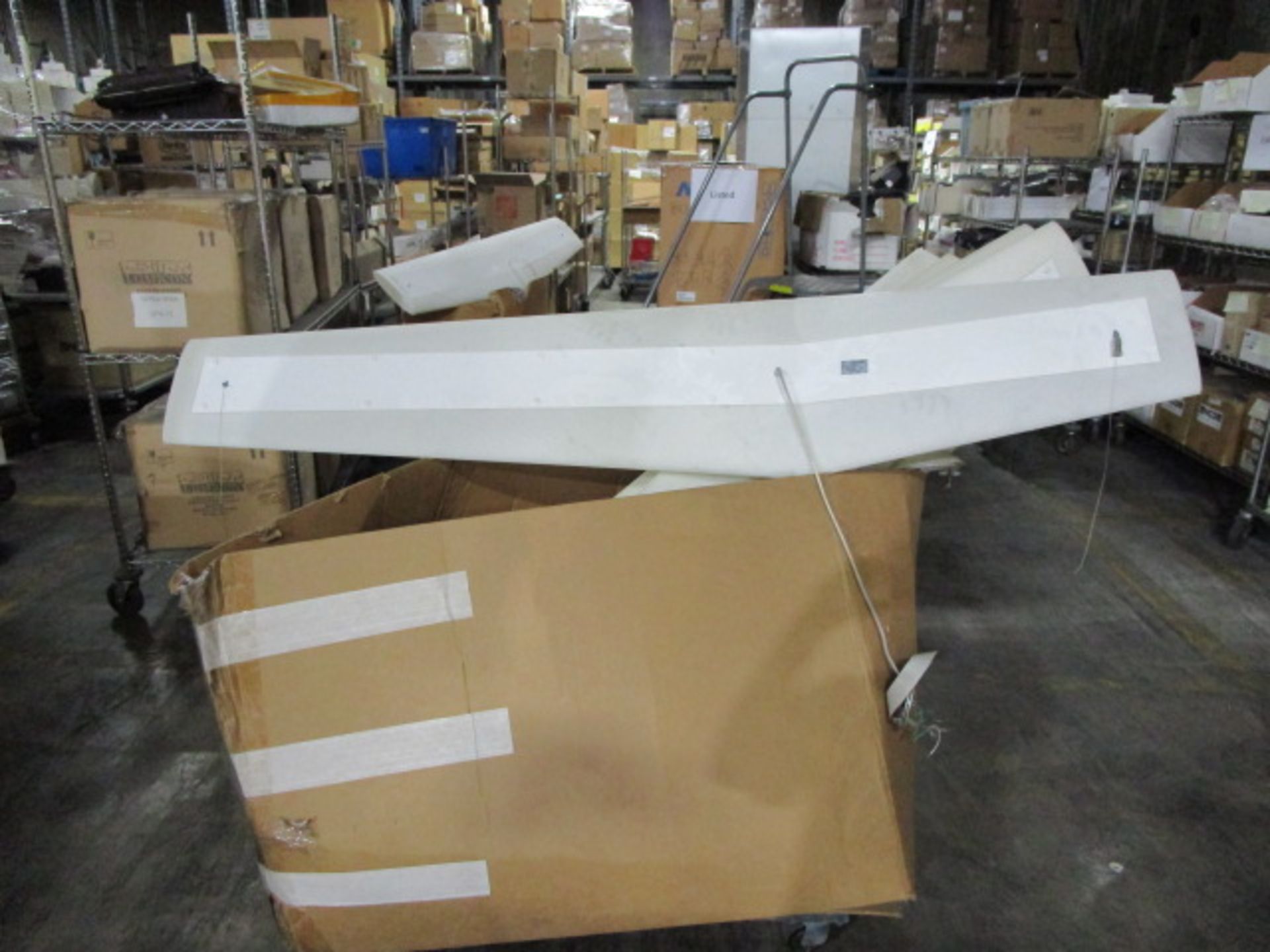 BOX CONTAINING AIRPLANE WING LIGHTS - Image 4 of 4