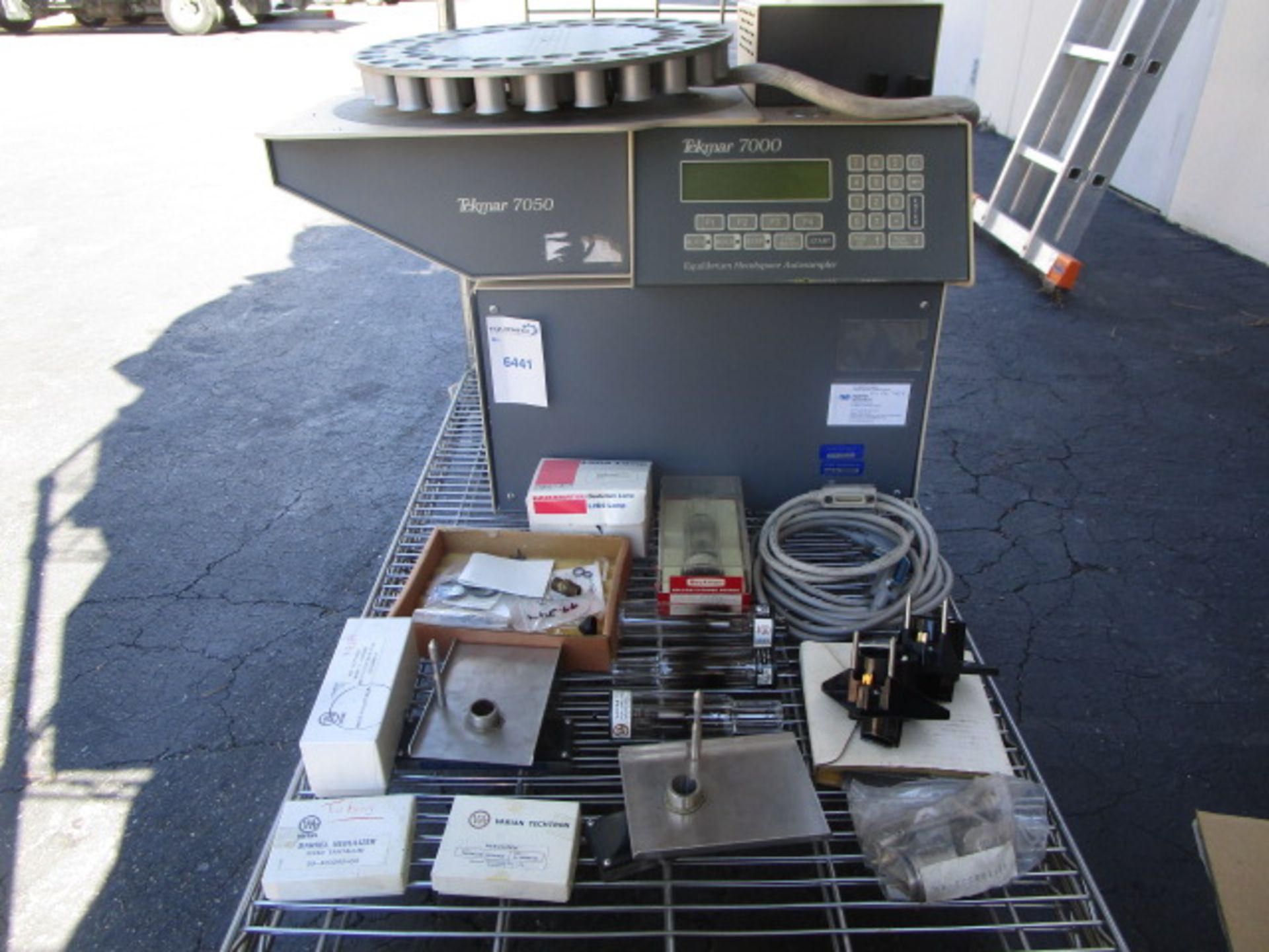 Tekmar 7000 equilibrium headspace Autosampler with Tekmar 7050 comes with accessories and cables - Image 5 of 12