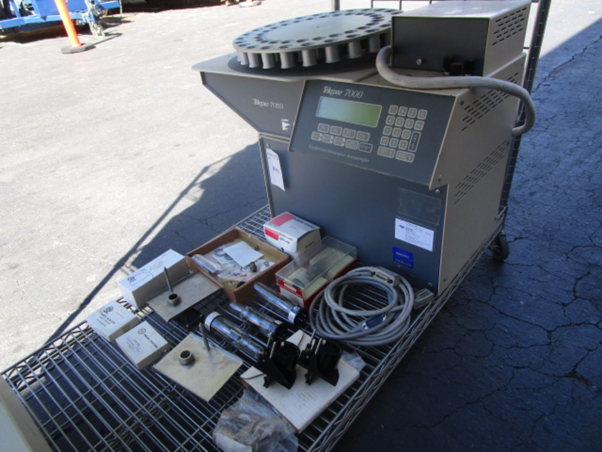 Tekmar 7000 equilibrium headspace Autosampler with Tekmar 7050 comes with accessories and cables - Image 11 of 12
