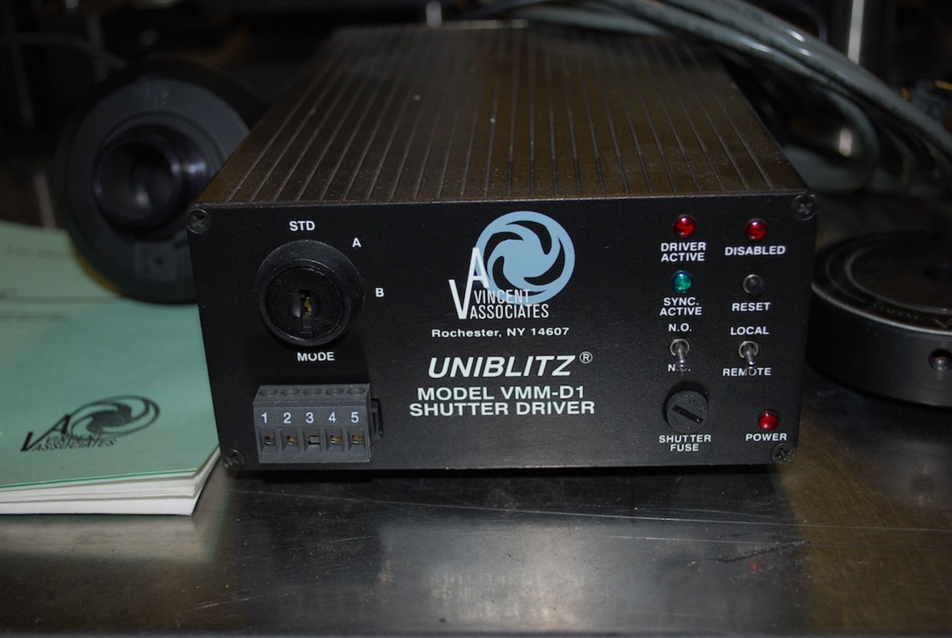 Uniblitz Shutter and controller ( VMM-01 ) + mechanical shutter with trigger - Image 3 of 5