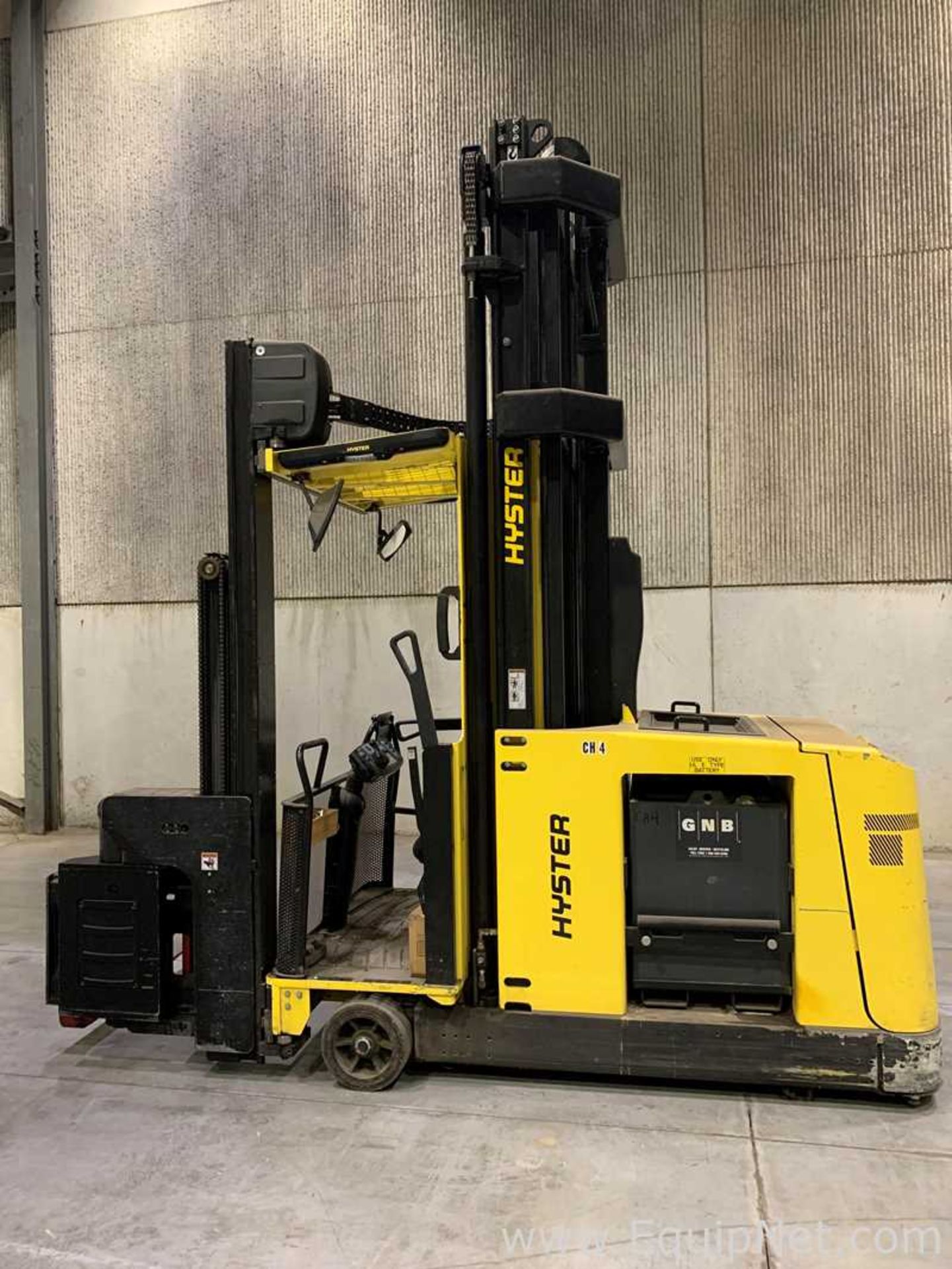 Hyster V30ZMU 3000 LB. Electric Very Narrow Aisle Truck CH4