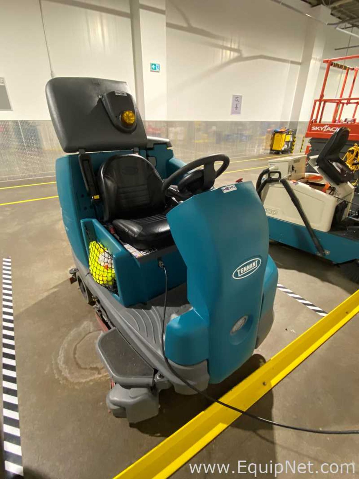 Tennant T16 Floor Scrubber - Image 4 of 8