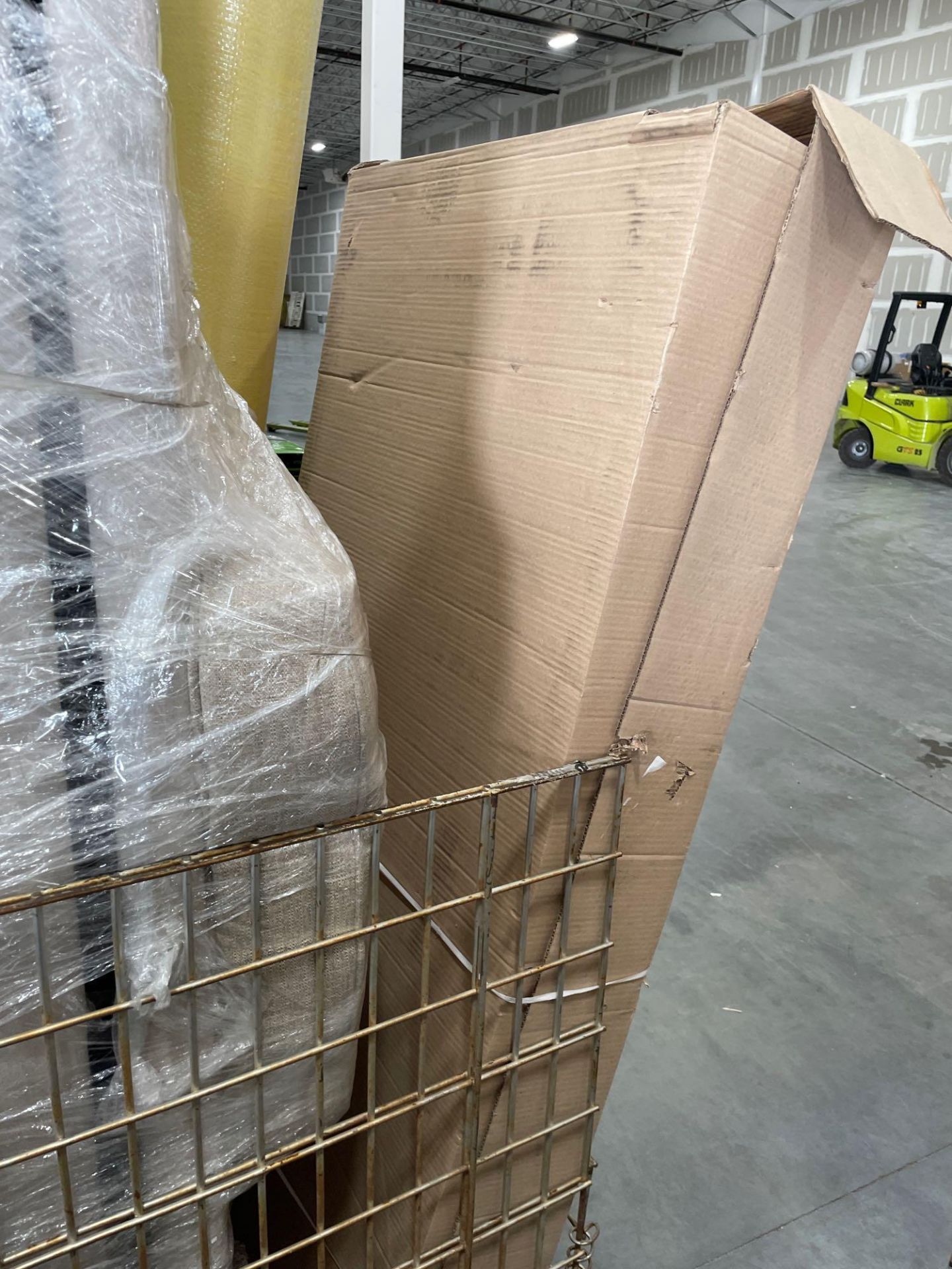 Two Pallets - Image 14 of 17