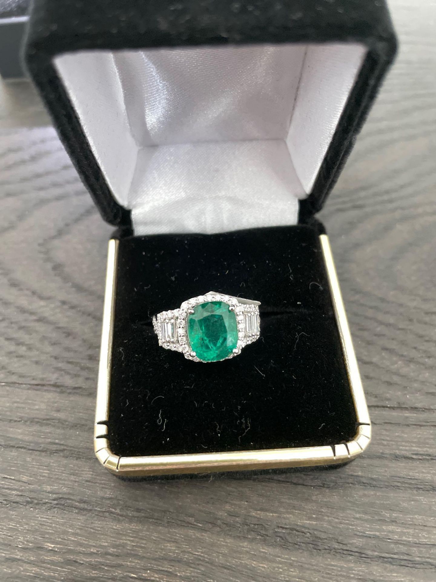 18k White Gold Emerald & Diamond Ring 3.70 cts Emerald/0.86 cts diamond size 6? - Image 2 of 8