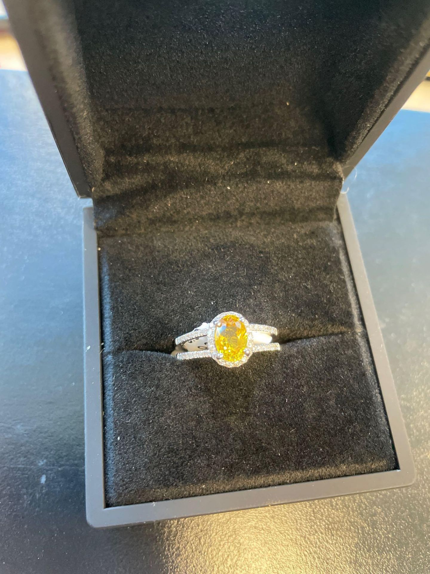 18k White Gold lady's custom made diamond and yellow sapphire ring 3.90 gr Tw