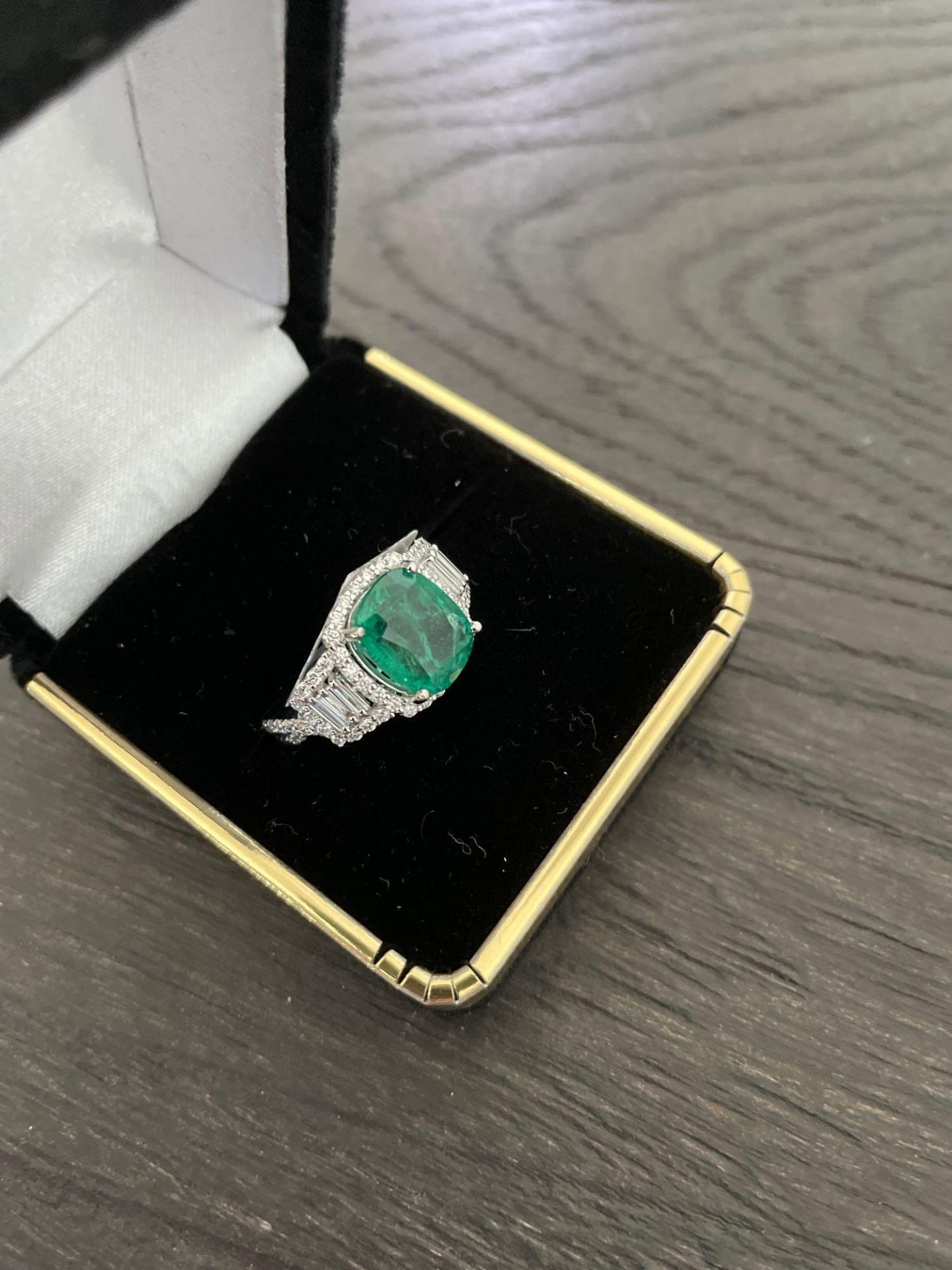 18k White Gold Emerald & Diamond Ring 3.70 cts Emerald/0.86 cts diamond size 6? - Image 3 of 8