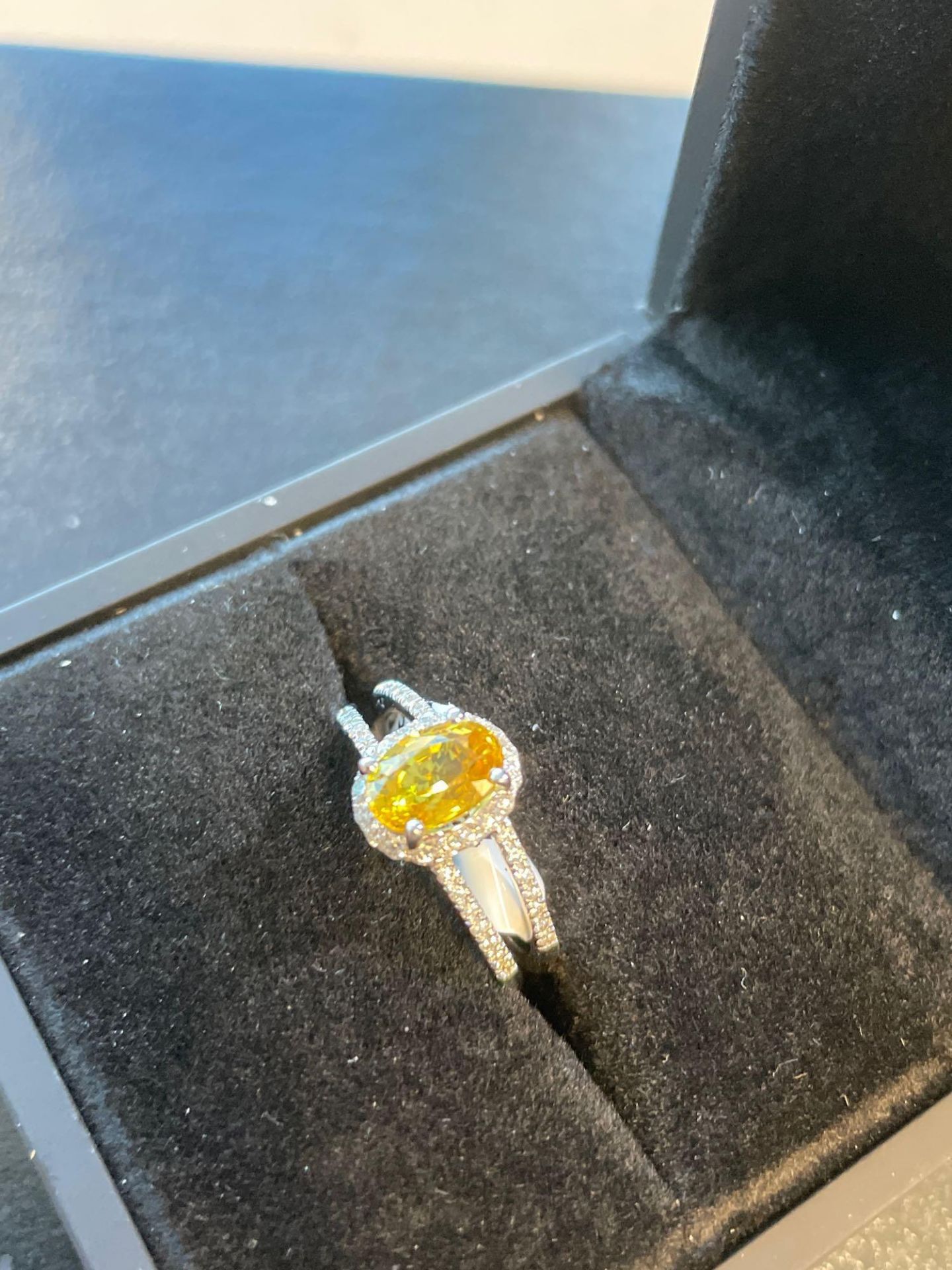 18k White Gold lady's custom made diamond and yellow sapphire ring 3.90 gr Tw - Image 2 of 5