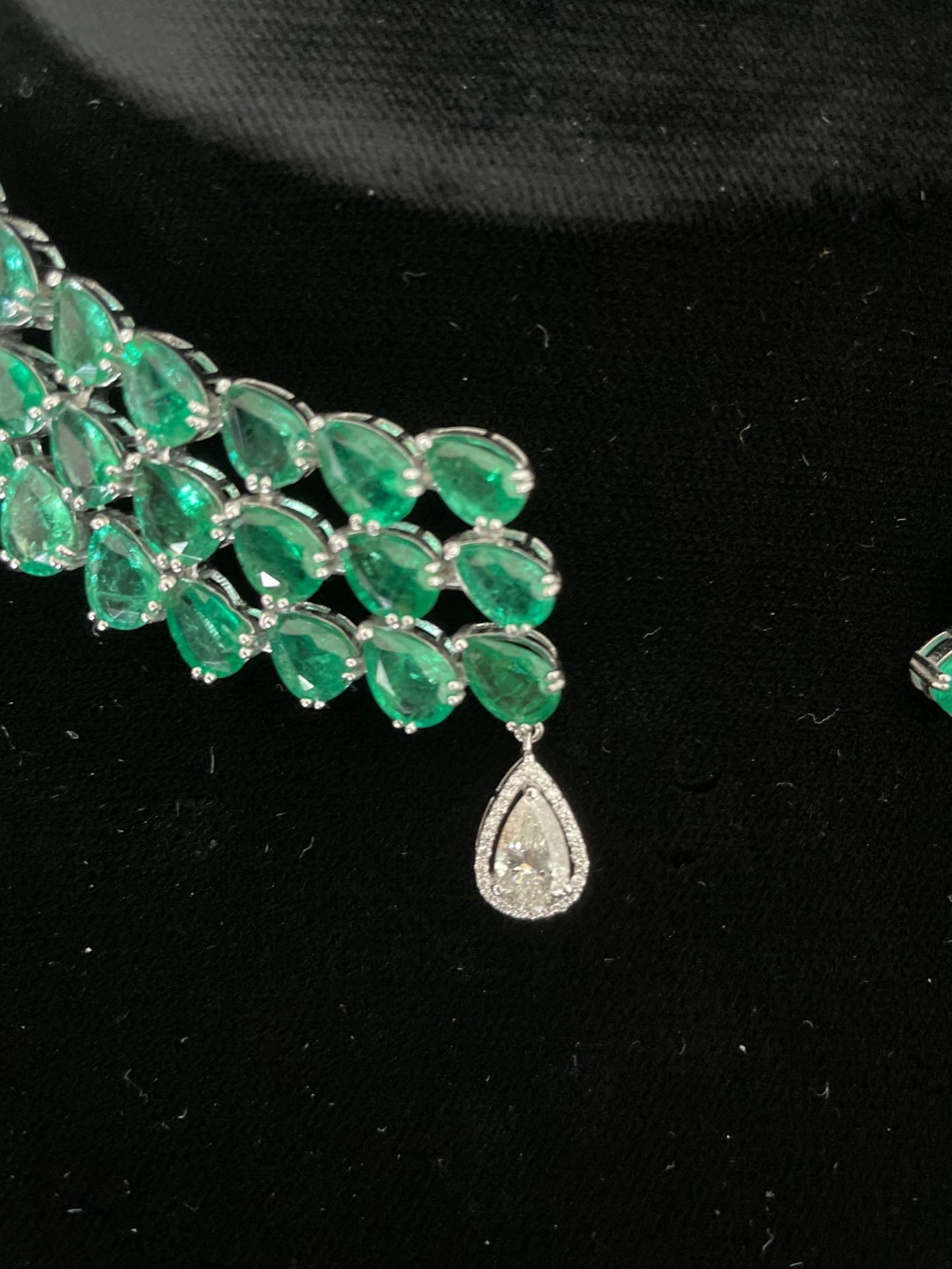 Emerald & Diamond Necklace 18kt 71.70ct Emerald/ 1.37 Diamond - Image 2 of 6