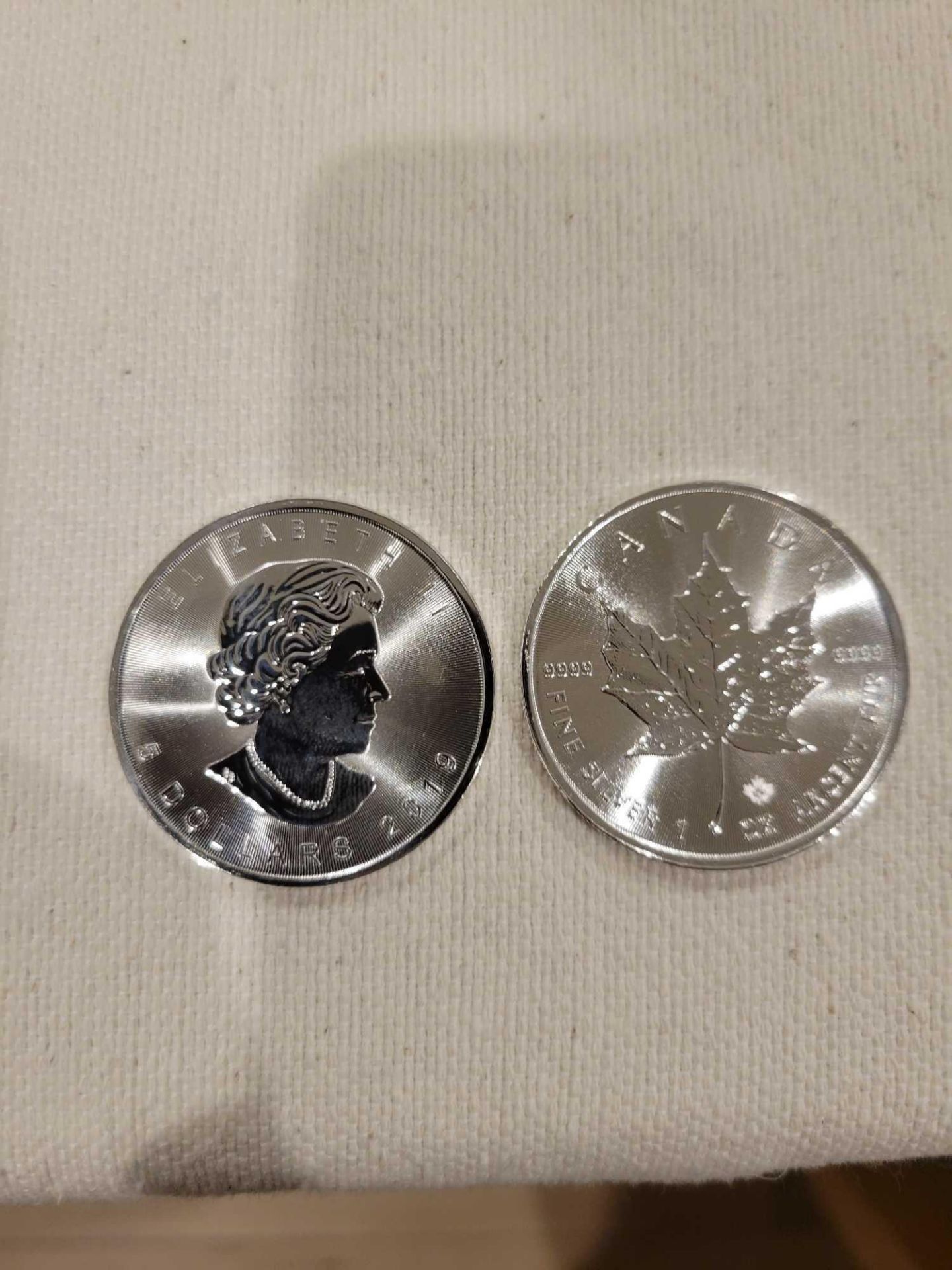 2 2019 Canadian Maple Leaf Silver Coins - Image 3 of 4