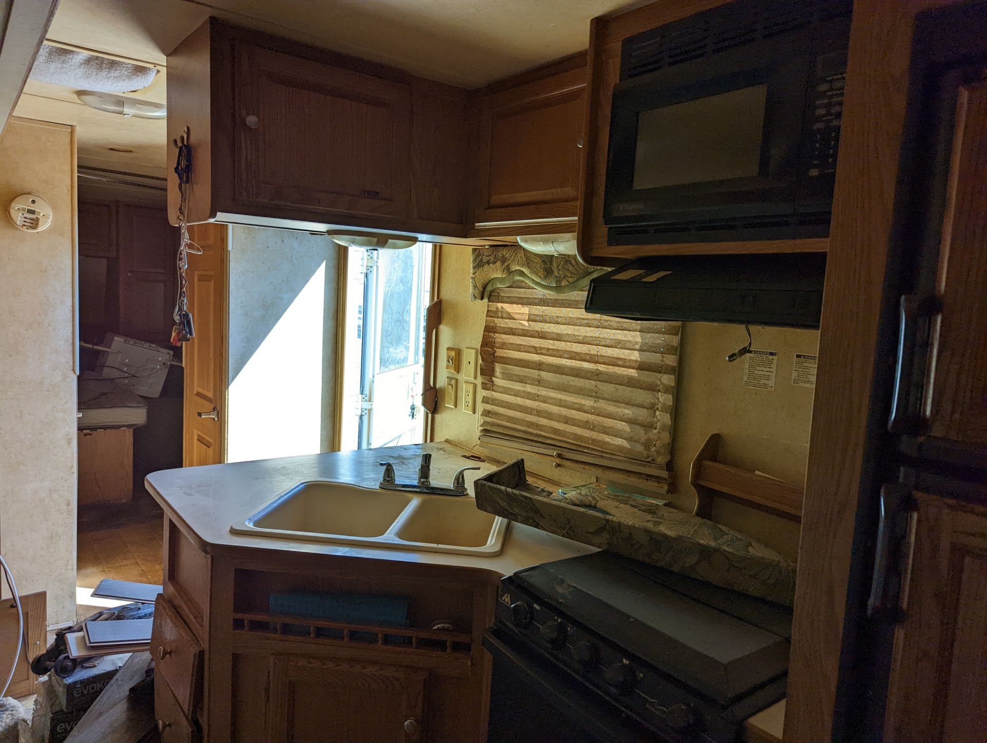 2005 Pilgrim Travel Trailer - Image 16 of 24