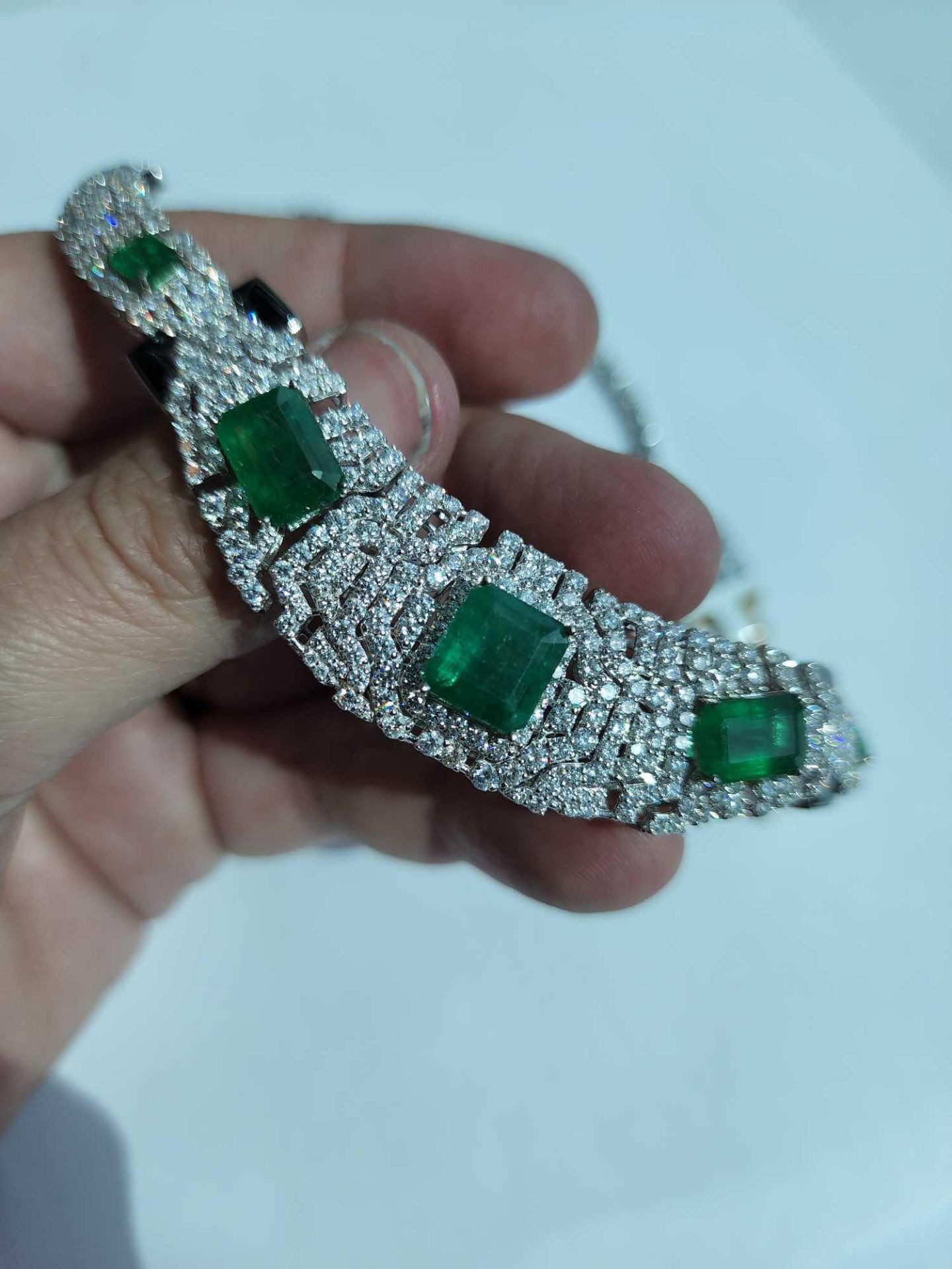 18K White Gold Emerald & Diamond Necklace Weight: 43.88 grams Emeralds 12.26 cts/ Diamonds 10.04 cts - Image 4 of 9