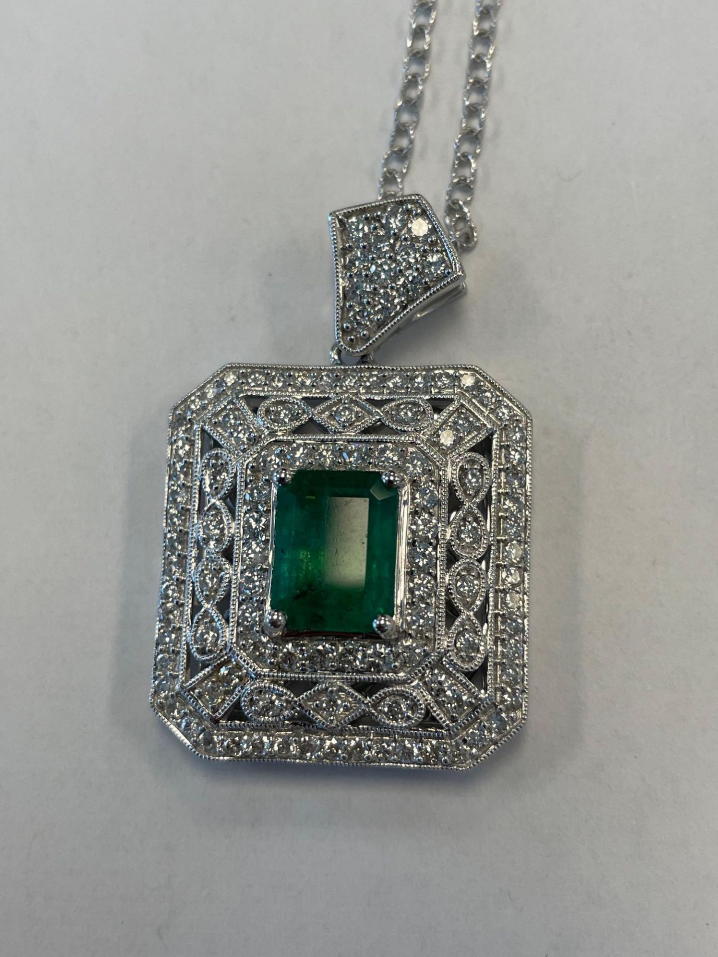 18KT White Gold Emerald & Diamond pendant with Chain Diamonds 1.69ct / stones 2.85 ct - Image 2 of 6